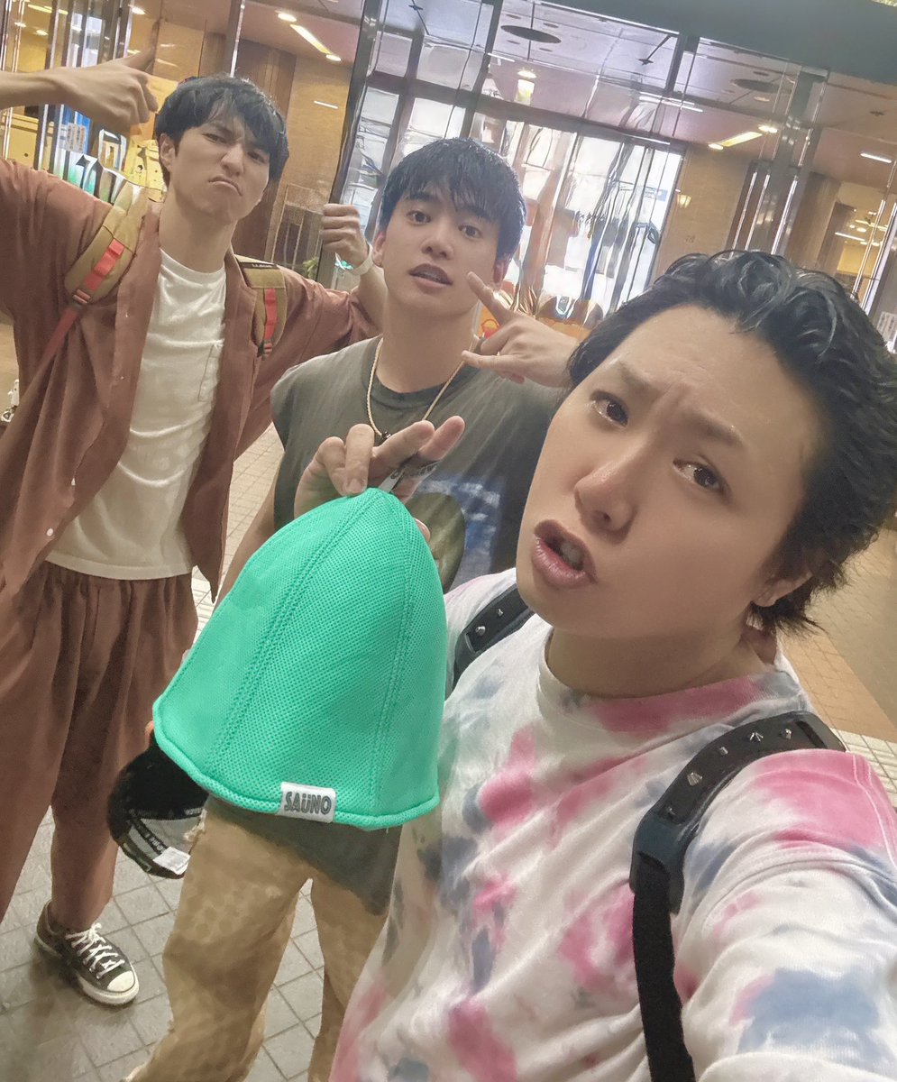 jackyjacson0805's tweet photo. ミュージカル【愛の不時着】オフショ📷

気づいたら12日経ってて
終演の挨拶をしたインライで
「オフショもあげるー」って
言ってたのに結構経ってた🥹

みなさんは不時着ロスはどうですか？
なんだかんだ終演してから
何人かとは変わらず飯食ったり
温泉やサウナしたり会ってて
これからも自分の人生に
これからも関わっていく仲間と
出逢えたんだなと思わざるを得ない
素敵な出逢いがあった
公演だったなと思います🫂

会ってないけど連絡取ってる人もいるしね☺️

さて

オフショはほんと
何載せようか悩んで厳選したよ🖼️

まずりょきとずたにあげたTシャツ

凌輝はStreet Danceのイメージで
グラフィティアートで
Kazuya Matsunagaが入ってる
俺が描いたデザインのTシャツ

KAZUTAには可愛いもの好きなので
俺んちに実際にいる
猫のころげとレオンとめんまの
Old Schoolのダンスしてる
猫たちのデザインのTシャツ
これも俺が描いてるやつ

※BASEの松永グッズで販売してます(囁き声)

で、渡した後にりょうきが
「俺も猫のも欲しいんだけど！
俺も猫好きだし！！」って
ジェラったので後日あげました🐈

踊ったりする時に着てくれたら嬉しいね🤘

あとれのちゃんとずたコンビに
猫3匹デザインのコインケースも
プレゼントした🎁

そして次に仁哉とりょうきと行った
いつの日かのサウナ🧖
ほんとどこでも温泉＆サウナ
行ってる気がする🤔
仁哉も前も書いたけど
めちゃ現場で頑張ってて
自分へのご褒美に行こう！！って言ってたし
りょうきも主演って
プレッシャーの中やってたから
少しでも羽根伸ばして欲しくて誘ってた🦅

ほんでもってTeamマナセプロダクションの
天野さんとせいらちゃん
この2人も後半ご飯食べたり温泉行ったなー♨️

この【ホルモンの谷口】の
台湾炊き肉鍋が絶品でした🤤

大阪くらいでせいらちゃんが
風呂好きだって知って
そこから行く時は誘うように
天野さんは温泉は好きだけど
サウナはまだ未経験って言うから
サ道を指南させていただき
デビューしてもらいました🤣

大阪サウナは【水春】【大東洋】【スパワールド】にお世話になりました🙏

次の写真は水春後にどうしても
俺がみんなに食べて欲しかった
【北新地サンド】
ここは心斎橋にある
心斎橋サンドの次に出来た店舗で
ポークのシオカツサンドとタマゴカツサンドがクソうまいんです。
結構ハードルあげたけど
みんな喜んで食べてくれて良かった🤩
東京圏内の人も銀座に【銀座サンド】って
系列店があるので是非🪺

そしてこれは秋庭かな
ゴミ拾いしてて偉かったし
公演でもいろんなことを経験して
へこたれずやってたので
お疲れさまを込めてデザイン違いのTシャツを
プレゼントした時のやつ

お店は前にYouTubeの企画でお世話になった
アメ村近くのアパレル【GUIDER】さんで🥻

もうせいらちゃんがあげてたけど
ラストシーンに出てた国家情報院の4人で
これマジで時間無くて千秋楽の
唯一4人が集まる一瞬で撮影したんだよなー
俺はその前のシーンが終わって
逆袖に移動してあと40秒くらいで出ます
の時に撮ったのこれ
オフショじゃないわ唯一これだけ🤣

そして最後は。。。

東京公演の本番中に怪我した翌日
治療してもらった瞬間の足

骨挫傷の診断だったのに
大阪から復帰出来て本当に良かったと
この投稿で何あげようかなーと
思って見つけた時に思った🤕
サイズがクリームパン状態だったので
翌日からの公演で
左足だけ衣装の靴のサイズを
二つくらい上げたりして公演に臨みました
本当に舞台監督はじめ
カンパニーの皆さまのおかげで
走り抜けられた公演だったなと思います

こんなところかな(๑ ᷇ 𖥦  ᷆๑)

またそろそろ次の舞台の稽古が始まったり
違うプロジェクトが動いたりしてきてたり目まぐるしいけど

引き続き仲間たちと共に
それぞれの道を歩んでいくんだろうなと
身が引き締まる想いです

また再会出来ますように

2026,08,15