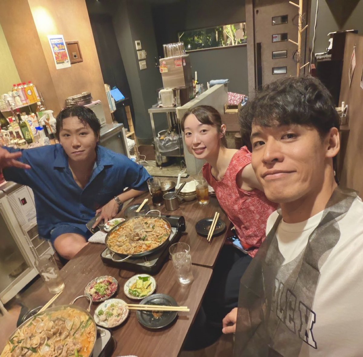 jackyjacson0805's tweet photo. ミュージカル【愛の不時着】オフショ📷

気づいたら12日経ってて
終演の挨拶をしたインライで
「オフショもあげるー」って
言ってたのに結構経ってた🥹

みなさんは不時着ロスはどうですか？
なんだかんだ終演してから
何人かとは変わらず飯食ったり
温泉やサウナしたり会ってて
これからも自分の人生に
これからも関わっていく仲間と
出逢えたんだなと思わざるを得ない
素敵な出逢いがあった
公演だったなと思います🫂

会ってないけど連絡取ってる人もいるしね☺️

さて

オフショはほんと
何載せようか悩んで厳選したよ🖼️

まずりょきとずたにあげたTシャツ

凌輝はStreet Danceのイメージで
グラフィティアートで
Kazuya Matsunagaが入ってる
俺が描いたデザインのTシャツ

KAZUTAには可愛いもの好きなので
俺んちに実際にいる
猫のころげとレオンとめんまの
Old Schoolのダンスしてる
猫たちのデザインのTシャツ
これも俺が描いてるやつ

※BASEの松永グッズで販売してます(囁き声)

で、渡した後にりょうきが
「俺も猫のも欲しいんだけど！
俺も猫好きだし！！」って
ジェラったので後日あげました🐈

踊ったりする時に着てくれたら嬉しいね🤘

あとれのちゃんとずたコンビに
猫3匹デザインのコインケースも
プレゼントした🎁

そして次に仁哉とりょうきと行った
いつの日かのサウナ🧖
ほんとどこでも温泉＆サウナ
行ってる気がする🤔
仁哉も前も書いたけど
めちゃ現場で頑張ってて
自分へのご褒美に行こう！！って言ってたし
りょうきも主演って
プレッシャーの中やってたから
少しでも羽根伸ばして欲しくて誘ってた🦅

ほんでもってTeamマナセプロダクションの
天野さんとせいらちゃん
この2人も後半ご飯食べたり温泉行ったなー♨️

この【ホルモンの谷口】の
台湾炊き肉鍋が絶品でした🤤

大阪くらいでせいらちゃんが
風呂好きだって知って
そこから行く時は誘うように
天野さんは温泉は好きだけど
サウナはまだ未経験って言うから
サ道を指南させていただき
デビューしてもらいました🤣

大阪サウナは【水春】【大東洋】【スパワールド】にお世話になりました🙏

次の写真は水春後にどうしても
俺がみんなに食べて欲しかった
【北新地サンド】
ここは心斎橋にある
心斎橋サンドの次に出来た店舗で
ポークのシオカツサンドとタマゴカツサンドがクソうまいんです。
結構ハードルあげたけど
みんな喜んで食べてくれて良かった🤩
東京圏内の人も銀座に【銀座サンド】って
系列店があるので是非🪺

そしてこれは秋庭かな
ゴミ拾いしてて偉かったし
公演でもいろんなことを経験して
へこたれずやってたので
お疲れさまを込めてデザイン違いのTシャツを
プレゼントした時のやつ

お店は前にYouTubeの企画でお世話になった
アメ村近くのアパレル【GUIDER】さんで🥻

もうせいらちゃんがあげてたけど
ラストシーンに出てた国家情報院の4人で
これマジで時間無くて千秋楽の
唯一4人が集まる一瞬で撮影したんだよなー
俺はその前のシーンが終わって
逆袖に移動してあと40秒くらいで出ます
の時に撮ったのこれ
オフショじゃないわ唯一これだけ🤣

そして最後は。。。

東京公演の本番中に怪我した翌日
治療してもらった瞬間の足

骨挫傷の診断だったのに
大阪から復帰出来て本当に良かったと
この投稿で何あげようかなーと
思って見つけた時に思った🤕
サイズがクリームパン状態だったので
翌日からの公演で
左足だけ衣装の靴のサイズを
二つくらい上げたりして公演に臨みました
本当に舞台監督はじめ
カンパニーの皆さまのおかげで
走り抜けられた公演だったなと思います

こんなところかな(๑ ᷇ 𖥦  ᷆๑)

またそろそろ次の舞台の稽古が始まったり
違うプロジェクトが動いたりしてきてたり目まぐるしいけど

引き続き仲間たちと共に
それぞれの道を歩んでいくんだろうなと
身が引き締まる想いです

また再会出来ますように

2026,08,15