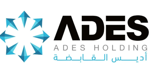 Investment_corn's tweet photo. الحفر العربية وأديس .. شركتين في نفس القطاع لكن القصة مختلفة

الحفر العربية وأديس يشتغلون تقريباً في نفس النشاط، لكن نتائج النصف الأول 2026 وضحت إن وضع الشركتين مختلف بشكل كبير.

أديس حالياً في مرحلة نمو وتوسع، بينما الحفر العربية أقرب لقصة تعافٍ وانتظار عودة التشغيل.

الحفر العربية.. المشكلة مو بس في نزول الإيرادات

الحفر العربية سجلت خسائر 24.5 مليون ريال في النصف الأول 2026، مقابل أرباح 82.7 مليون ريال في نفس الفترة من 2025.

الإيرادات نزلت 10.6% إلى 1.586 مليار ريال، لكن اللي يلفت النظر إن الربحية نزلت بنسبة أكبر بكثير.

إجمالي الدخل تراجع 43.6% إلى 170.9 مليون ريال، ودخل العمليات نزل 62.9% إلى 69 مليون ريال.

يعني المشكلة هنا مو مجرد نزول في الإيرادات، المشكلة الأكبر كانت في الهوامش ومعدل تشغيل الحفارات.

هامش إجمالي الربح نزل من حوالي 17.1% إلى 10.8%، وهامش التشغيل نزل من حوالي 10.5% إلى 4.4%.

معدل التشغيل هو مفتاح الحفر العربية

معدل تشغيل الحفارات نزل إلى 72% مقابل 79% في الفترة المماثلة.

والضغط كان أوضح في الربع الثاني، لأن معدل التشغيل نزل من 82% في الربع الأول إلى 72% في الربع الثاني.

إيرادات الربع الثاني بلغت 764.7 مليون ريال، بانخفاض 11.3% عن الربع المماثل، والشركة سجلت خسارة 31.5 مليون ريال مقابل ربح 7.5 مليون ريال في الربع الثاني من العام الماضي.

والشركة ذكرت إن تعليق بعض عمليات الحفر البحرية أثر على الإيرادات بحوالي 122 مليون ريال خلال الربع الثاني.

لكن بالمقابل، صار فيه تحسن في قطاع الحفارات البرية بحوالي 47 مليون ريال، ومساهمة من عمليات دول الخليج بحوالي 18 مليون ريال.

طيب وين الإيجابية في الحفر العربية؟

أهم نقطة حالياً إن الشركة بدأت فعلاً ترجع بعض الحفارات للعمل.

تم استئناف تشغيل 3 حفارات بحرية كانت معلقة، ومتوقع إن باقي الحفارات البحرية المعلقة تبدأ التشغيل قبل نهاية 2026.

وهذي النقطة مهمة جداً، لأن المشكلة الأساسية حالياً هي انخفاض الاستخدام أكثر من كونها نقص في العقود.

الشركة عندها أعمال متراكمة بقيمة 11.83 مليار ريال، وهذا رقم جيد مقارنة بحجم إيراداتها.

يعني باختصار:

العقود موجودة، لكن المطلوب الآن إن الحفارات ترجع تشتغل وترتفع نسبة التشغيل.

وإذا ارتفع معدل التشغيل خلال النصف الثاني، أتوقع يبان الأثر بشكل واضح على الإيرادات والهوامش والربحية.

أديس.. القصة مختلفة

أديس سجلت إيرادات 4.544 مليار ريال في النصف الأول 2026، بنمو قوي بلغ 49% عن العام الماضي.

إجمالي الدخل ارتفع 35.8% إلى 1.607 مليار ريال، ودخل العمليات ارتفع 26.6% إلى 1.183 مليار ريال.

لكن صافي الربح نزل بشكل بسيط 4.6% إلى 365 مليون ريال مقابل 382.8 مليون ريال.

وهنا النقطة المهمة:

نشاط الشركة نفسه ينمو بشكل قوي، لكن الضغط جاء بعد الربح التشغيلي.

الإيرادات +49%
دخل العمليات +26.6%
صافي الربح -4.6%
والسبب حسب الشركة يرجع لتعليق مؤقت لبعض الحفارات البحرية بسبب الصراع الإقليمي، إضافة إلى مصاريف تأمين غير متكررة.
هوامش أديس لا تزال أقوى

رغم الضغوط، هامش إجمالي الربح عند أديس في النصف الأول كان حوالي 35.4%، وهامش التشغيل حوالي 26%.

وهذا فرق كبير جداً عن الحفر العربية.

لكن برضه لازم ننتبه إن هوامش أديس نفسها نزلت عن العام الماضي، لأن هامش إجمالي الربح كان حوالي 38.8% وهامش التشغيل 30.6%.

يعني أديس تأثرت، لكن الفرق إنها تستوعب الضغط من قاعدة أرباح وتشغيل أكبر بكثير.

الربع الثاني وضح أثر توقف بعض الحفارات

إيرادات أديس في الربع الثاني بلغت 2.153 مليار ريال بنمو 36.4% عن نفس الربع من العام الماضي.

ودخل العمليات ارتفع 10.5% إلى 519.7 مليون ريال.

لكن صافي الربح نزل 31.9% إلى 128.5 مليون ريال.

وبرضه الإيرادات نزلت 9.9% عن الربع الأول.

وهذا يوضح إن تعليق بعض الحفارات البحرية كان له أثر واضح، لكن رغم كذا الشركة ما زالت تحقق نمو قوي في الإيرادات على أساس سنوي.

الفرق الأكبر بين الشركتين.. التوسع

هنا أشوف الفرق الحقيقي بين أديس والحفر العربية.

أديس مو قاعدة تعتمد بس على تحسين تشغيل الموجود، الشركة قاعدة تكبر أسطولها وتدخل أسواق جديدة وتسوي استحواذات.

ومن أبرز التحركات في 2026 اتفاقية الاستحواذ على سايبم العربية السعودية مقابل 285 مليون دولار.

الصفقة تشمل 5 منصات حفر، منها 4 تعمل في السعودية وواحدة في المكسيك.

وكذلك الشركة وقعت عقود جديدة في نيجيريا.

يعني قصة أديس حالياً واضحة:

تكبير حجم الشركة + زيادة عدد الحفارات + توسع جغرافي + عقود جديدة.

أما الحفر العربية فالقصة حالياً مختلفة:

إعادة تشغيل الحفارات + رفع معدل الاستخدام + استرجاع الهوامش.

الأعمال المتراكمة

الحفر العربية عندها أعمال متراكمة بقيمة 11.83 مليار ريال.

أديس عندها 34.67 مليار ريال.

يعني أديس تقريباً عندها 3 أضعاف الحفر العربية من ناحية القيمة المطلقة.

وبرضه متوسط المدة المتبقية لعقود أديس حوالي 4.54 سنوات، وهذا يعطيها وضوح أعلى للإيرادات المستقبلية.

لكن بالنسبة للحفر العربية، وجود 11.83 مليار ريال أعمال متراكمة يعطي إشارة إن المشكلة مو في عدم وجود أعمال، وإنما في القدرة على تشغيل الأسطول والاستفادة من العقود الموجودة.

من ناحية التقييم

القيمة السوقية للحفر العربية حوالي 7.89 مليار ريال، مقابل 20.42 مليار ريال لأديس.

الحفر العربية تتداول عند 1.38 مرة القيمة الدفترية.

أديس عند 2.96 مرة.

يعني الحفر العربية أرخص بوضوح من ناحية مضاعف القيمة الدفترية.

لكن لازم نعرف ليش.

الحفر العربية حالياً خاسرة ومكرر الأرباح سالب، بينما أديس ما زالت تحقق أرباح ومكرر الربح المتكرر عندها حوالي 31.5 مرة.

يعني السوق يعطي أديس تقييم أعلى مقابل النمو والربحية والتوسع.

مقارنة سريعة بينهم

الحفر العربية سجلت إيرادات 1.59 مليار ريال في النصف الأول بانخفاض 10.6%، مقابل 4.54 مليار ريال لأديس بنمو 49%.

الحفر العربية سجلت خسارة 24.5 مليون ريال، بينما أديس حققت 365 مليون ريال أرباح.

هامش التشغيل عند الحفر العربية حوالي 4.4%، بينما عند أديس 26%.

وفي الربع الثاني الحفر العربية سجلت خسارة 31.5 مليون ريال، بينما أديس سجلت ربح 128.5 مليون ريال.

الأعمال المتراكمة عند الحفر العربية 11.83 مليار ريال، مقابل 34.67 مليار ريال لأديس.

ومن ناحية التقييم، الحفر العربية عند 1.38 مرة القيمة الدفترية مقابل 2.96 مرة لأديس.

يعني لو بأختصرها:

أديس = نمو + توسع + ربحية.

الحفر العربية = تعافٍ محتمل + عودة تشغيل + تقييم أقل.