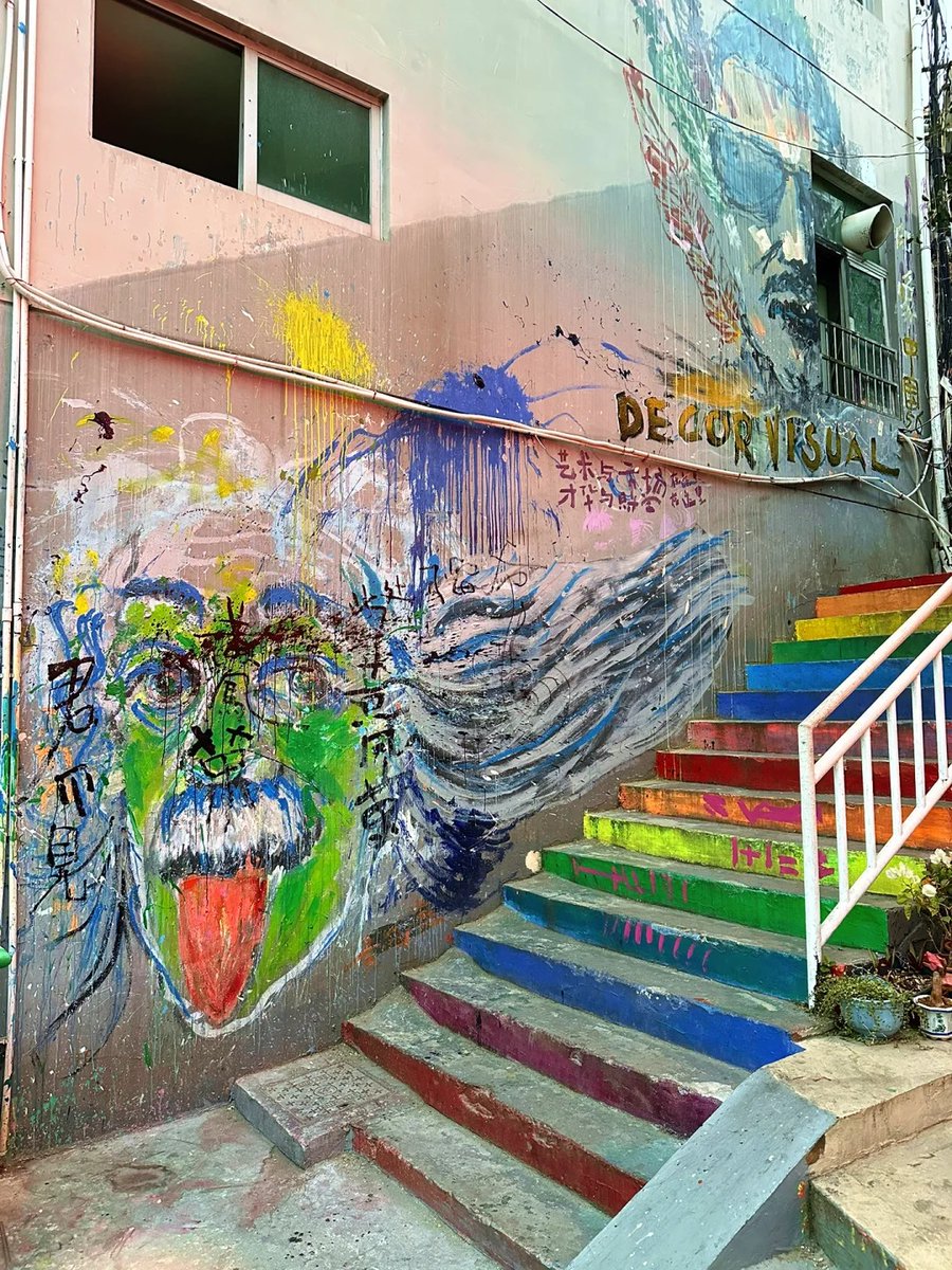 BusseyAllie's tweet photo. Dive into a local street art tour this weekend! Hand-painted murals, raw stories, and unfiltered creativity right around the corner – perfect for your next micro-adventure https://t.co/npNaTLRsIh