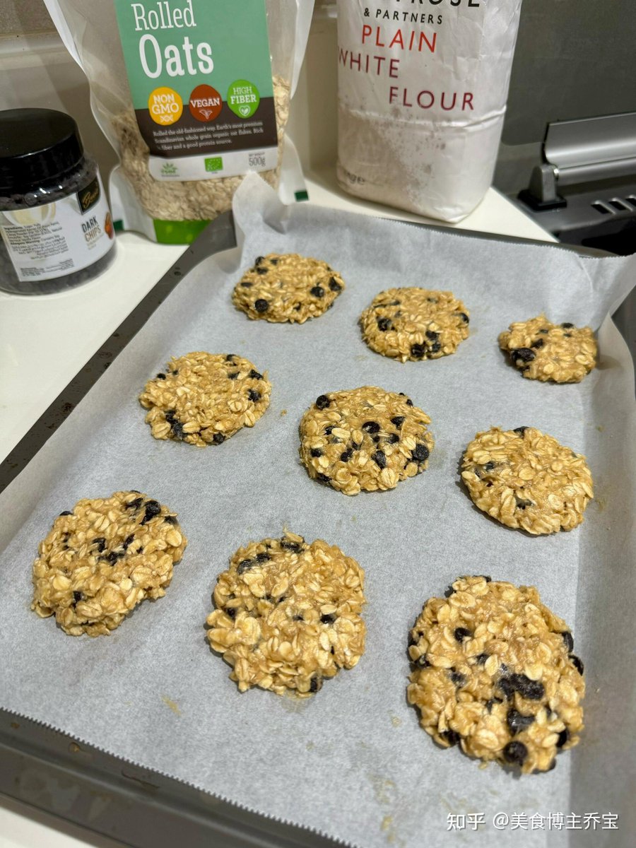 M78418937's tweet photo. Today’s vibe = flour in hair, warm cookies in hand, and zero regrets about burning the edges  Homemade baking hits different! https://t.co/yCubAp0Crk