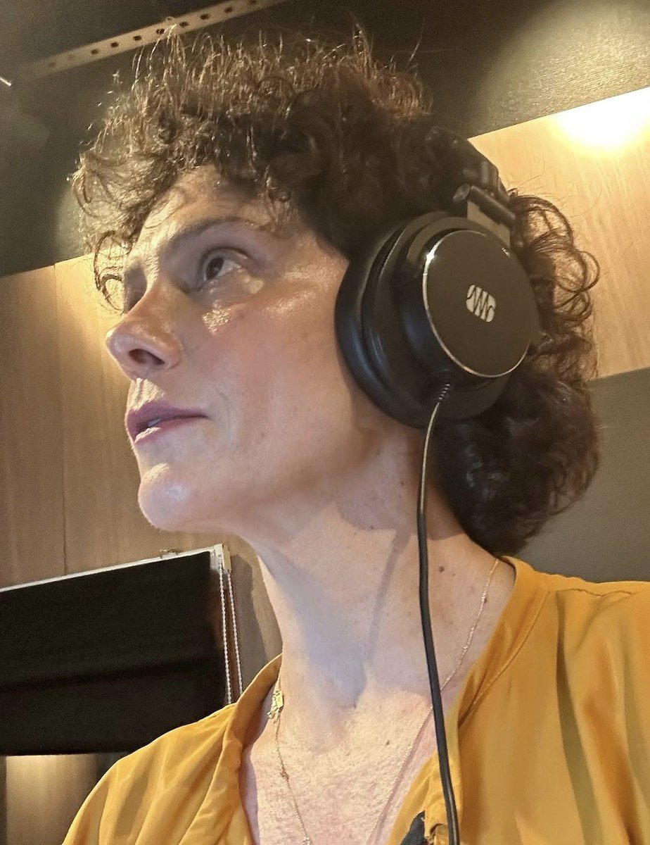 portalmgalli's tweet photo. Malu via Instagram: "Atenção máxima pra dublar a fala no tempo certo, no tom certo. E muito legal, sempre, ver pela primeira vez as imagens do filme, do personagem que viveu há meses atrás... #vemaí #agoraagentenãopodefalarnadamostranadasódepoisdolançamentoissonãotemgraça 🥲" https://t.co/N850nVgBdx