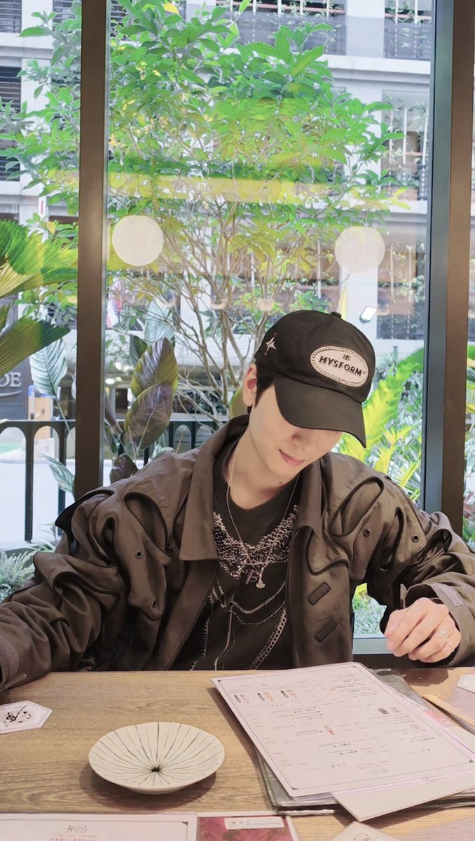 plub_np's tweet photo. อืมดูหน้าตา ใส่หมวกยังบังความหล่อไม่มิด น่าเอาไปลงสตอรี่ให้เพื่อนทักมาถามว่าแฟนหรอ อันดับหนึ่ง boyfriend material 🍽️ https://t.co/MYmpgLUdv1