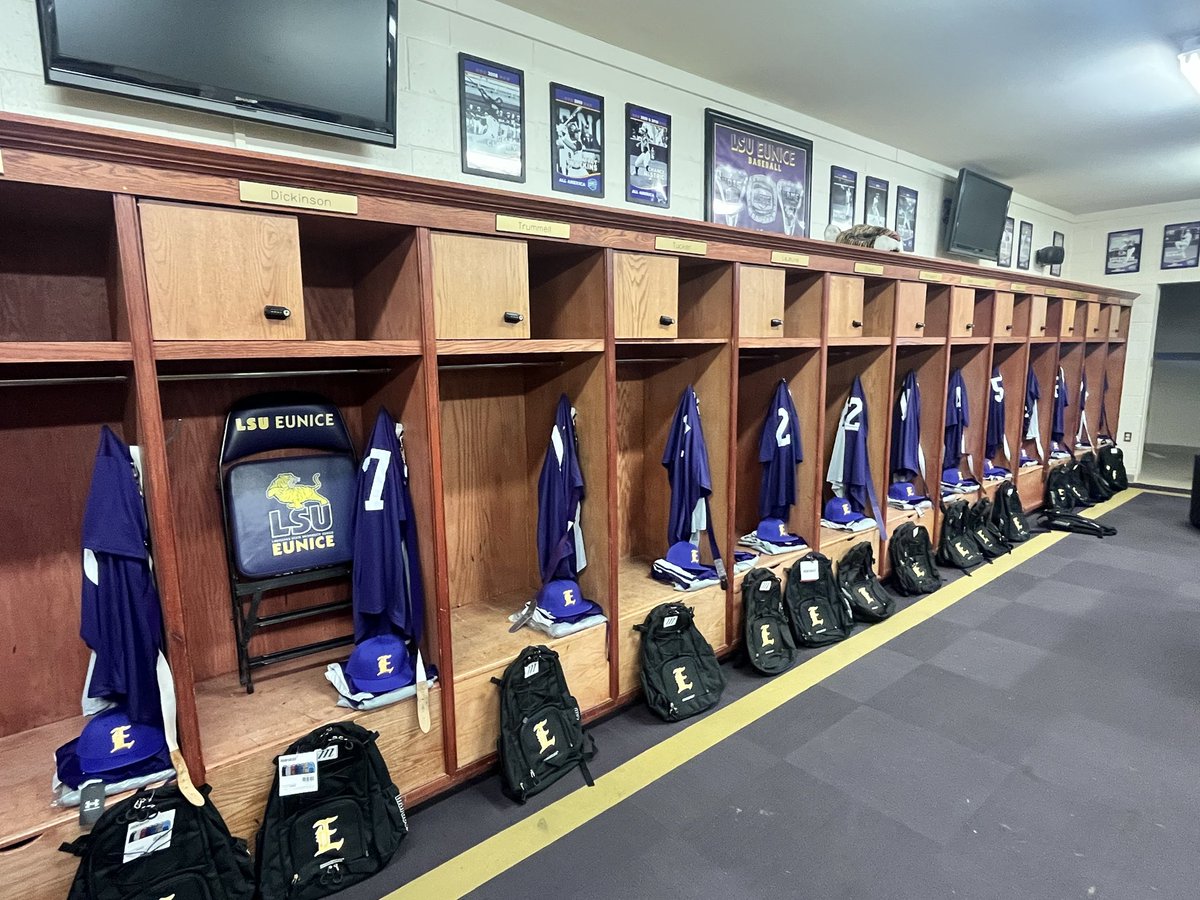 CoachJeffWillis's tweet photo. Lockers being stuffed for the arrival of the Bengal Family tomorrow! #DDCS https://t.co/ZczaBB9kLU