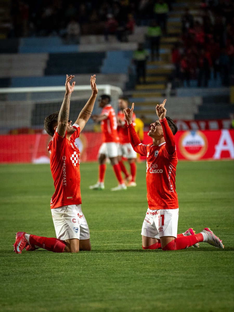 ErrorArbitralTR's tweet photo. Cienciano HUMILLÓ al gigante brasileño Botafogo y sus hinchas celebran la victoria, pero con mesura.

Por otro lado, tienes a equipos que por victorias mucho menos significantes hacen hasta documentales en DVD y reducen toda su historia internacional a eso. La diferencia entre ser COPERO de verdad.