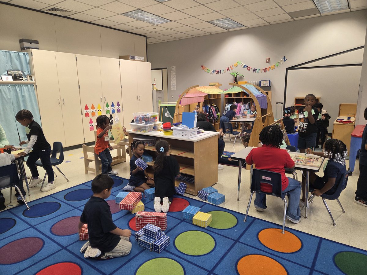 StacyMAmos's tweet photo. Check out these busy PK learners at centers! Day 3 of school. #LittleLearnersCan @HicksTigers @AliefPreK https://t.co/6wFyEc7tbJ