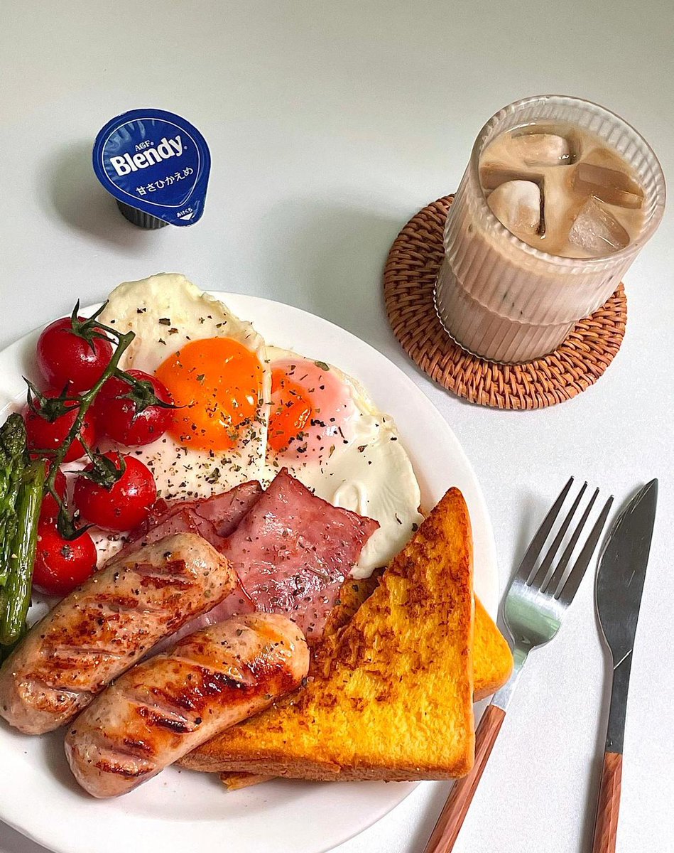 HesRip's tweet photo. Perfect cozy brunch in: buttery avocado toast with a sprinkle of chili flakes + a hot latte with oat milk. Makes lazy Sundays so much sweeter ， https://t.co/lA2YqhC8Xe