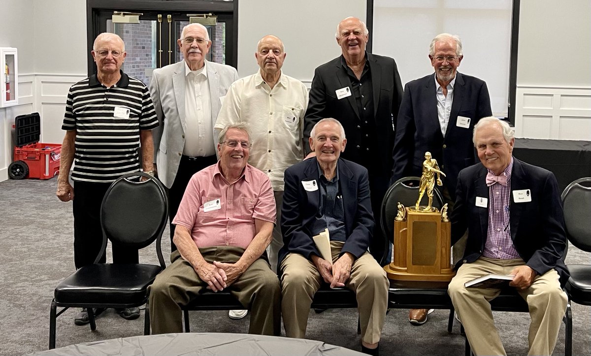 golfdinosaurrr's tweet photo. Attended Decatur Eisenhower HS⚾️IL champs reunion. They found me ‘cause of my book. rrr attended to finally shake their hands. #StartingTheUSOpen https://t.co/0sOPXvcyEz