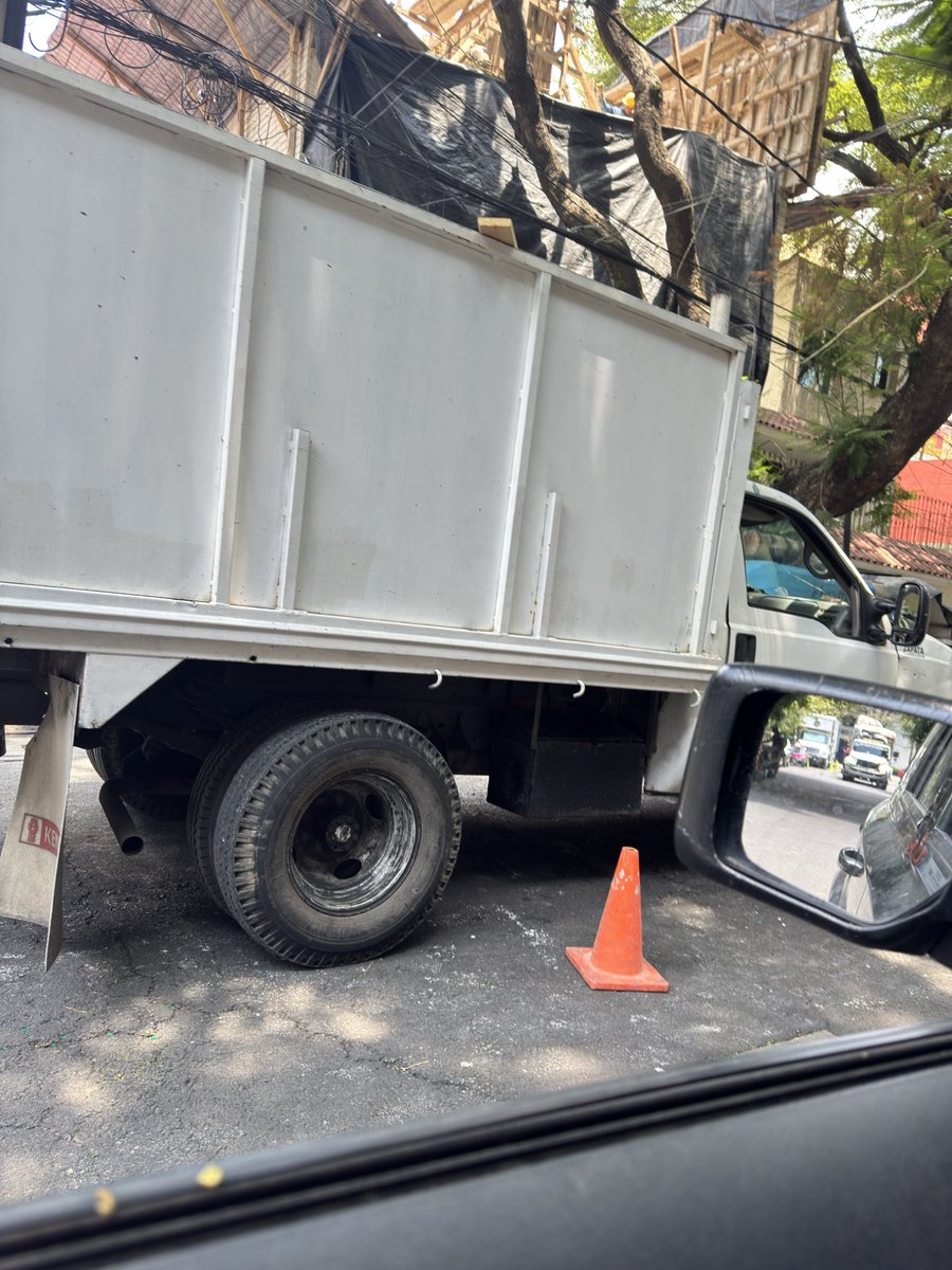 revuelta2020's tweet photo. @LuisMendozaBJ En Enrique rebsamen casi esquina eje 6 hay una construcción obstruyendo diario la circulación y además están lastimando el árbol @BJAlcaldia @supercivicosmx cuando los ponen en orden @LuisMendozaBJ ? https://t.co/Lu6aazYB0N