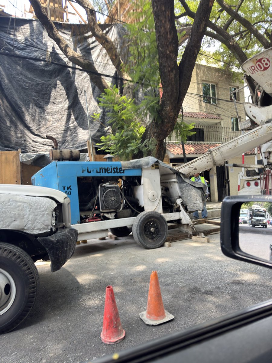 revuelta2020's tweet photo. @LuisMendozaBJ En Enrique rebsamen casi esquina eje 6 hay una construcción obstruyendo diario la circulación y además están lastimando el árbol @BJAlcaldia @supercivicosmx cuando los ponen en orden @LuisMendozaBJ ? https://t.co/Lu6aazYB0N