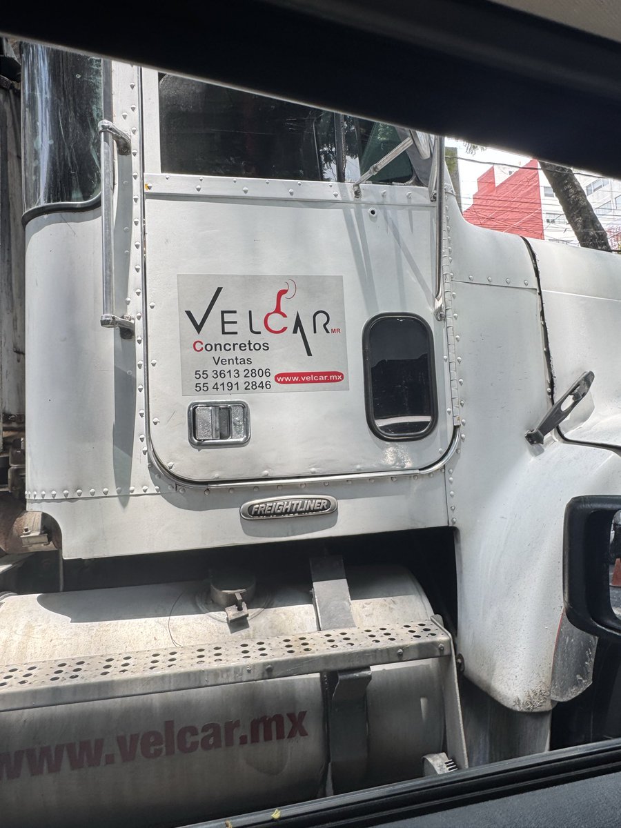 revuelta2020's tweet photo. @LuisMendozaBJ En Enrique rebsamen casi esquina eje 6 hay una construcción obstruyendo diario la circulación y además están lastimando el árbol @BJAlcaldia @supercivicosmx cuando los ponen en orden @LuisMendozaBJ ? https://t.co/Lu6aazYB0N