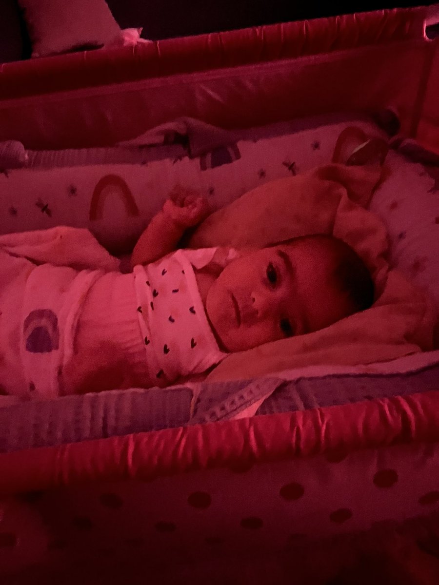 mutlulknur's tweet photo. Elifi çok özlemiştim akşam görmeye gelecem bişey hazırlama dedim hem hazırlamamış hem de çocuğu uyutma görevini bana verdi https://t.co/aZtnvGvqu6