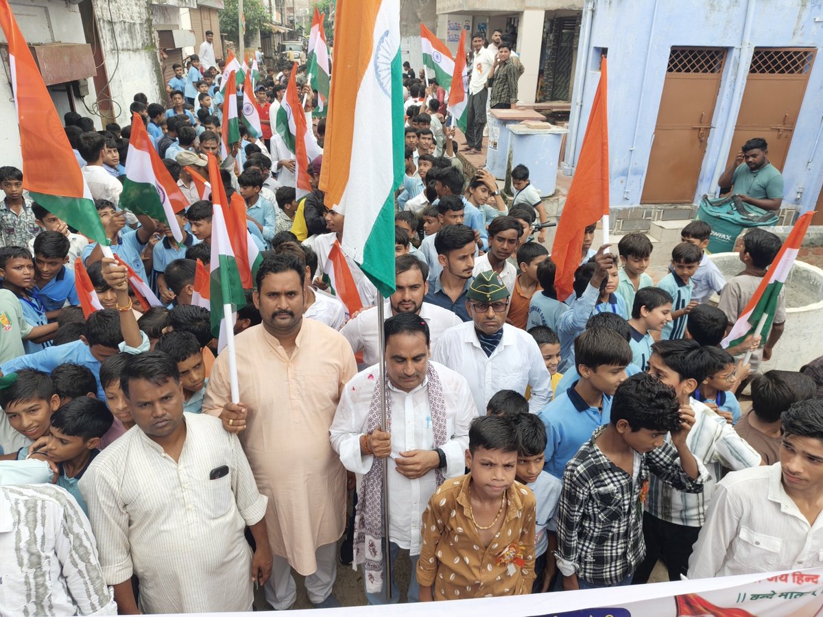 KspBaseri's tweet photo. भव्य तिरंगा यात्रा 🇮🇳
अखिल भारतीय विद्यार्थी परिषद, बसेड़ी द्वारा 171 फीट भव्य तिरंगा यात्रा निकाली गई, जिसमें उपस्थित रहने का अवसर प्राप्त हुआ। इस शानदार एवं देशभक्ति से ओत-प्रोत तिरंगा यात्रा के आयोजन के लिए @ABVPVoice , बसेड़ी का हार्दिक आभार एवं बहुत-बहुत धन्यवाद। https://t.co/dw9MLrBmX6