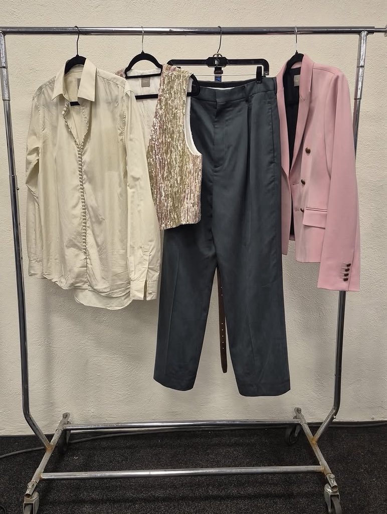 loveonlivv's tweet photo. gracias harry lambert por dejarle de los mejores outfits a méxico https://t.co/qRzBuAsPge