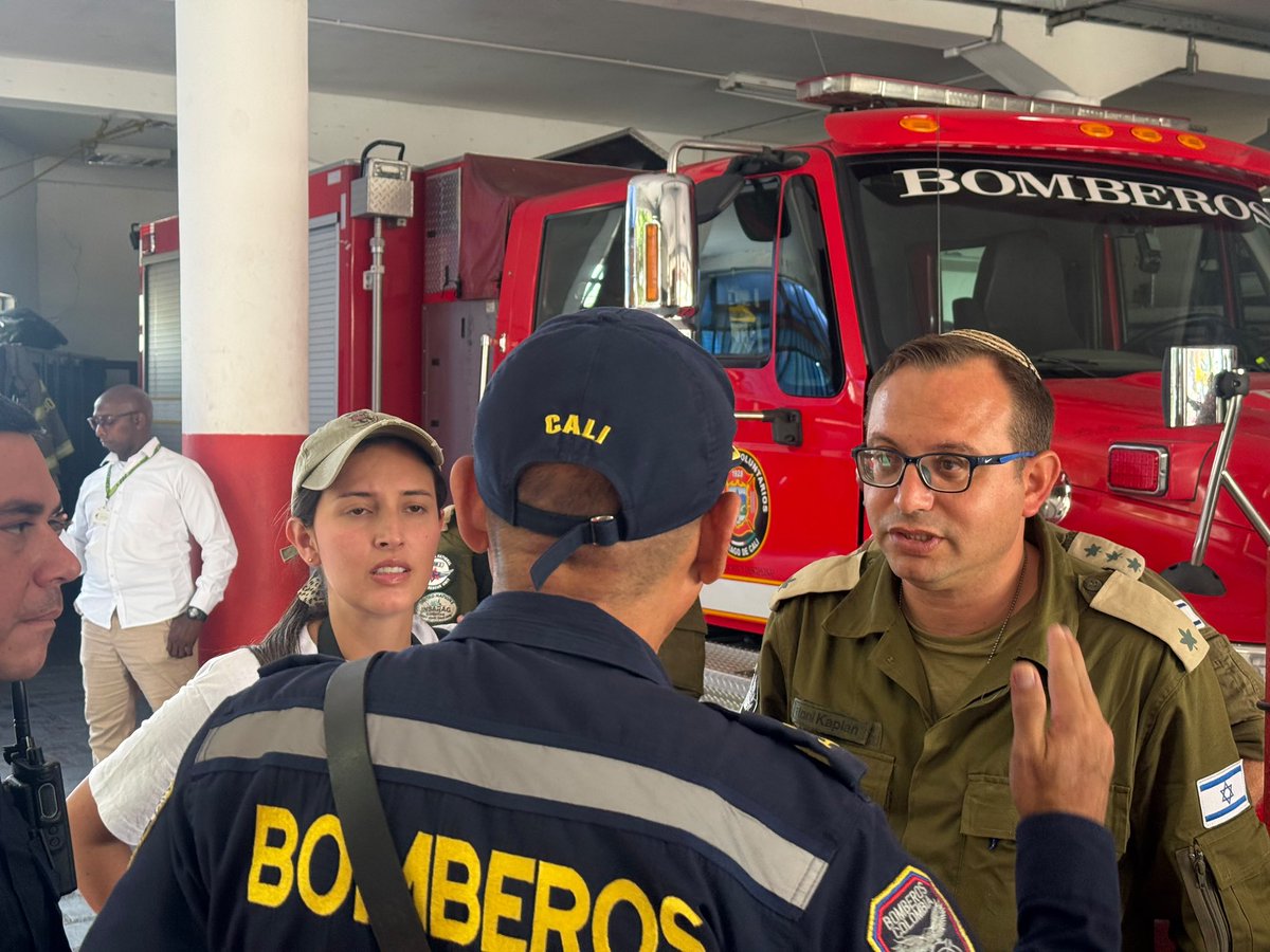 alejoeder's tweet photo. Acaba de llegar a Cali una fuerza que se suma a la nuestra: una delegación de expertos en rescate de #Israel para apoyar las labores de búsqueda y rescate.

En coordinación con el Cuerpo de @BomberosCali119, están identificando los puntos críticos donde reforzarán nuestra ventana de vida, que sigue activa. Seguiremos buscando hasta encontrar a la última persona que pueda estar con vida bajo los escombros.

También apoyarán la extracción de las personas fallecidas que aún permanecen bajo estructuras colapsadas.

A todos los países, equipos de rescate y organizaciones que han tendido su mano a Cali: GRACIAS. Cada mano que se suma nos da más fuerza para seguir buscando. #CaliSomosTodos
