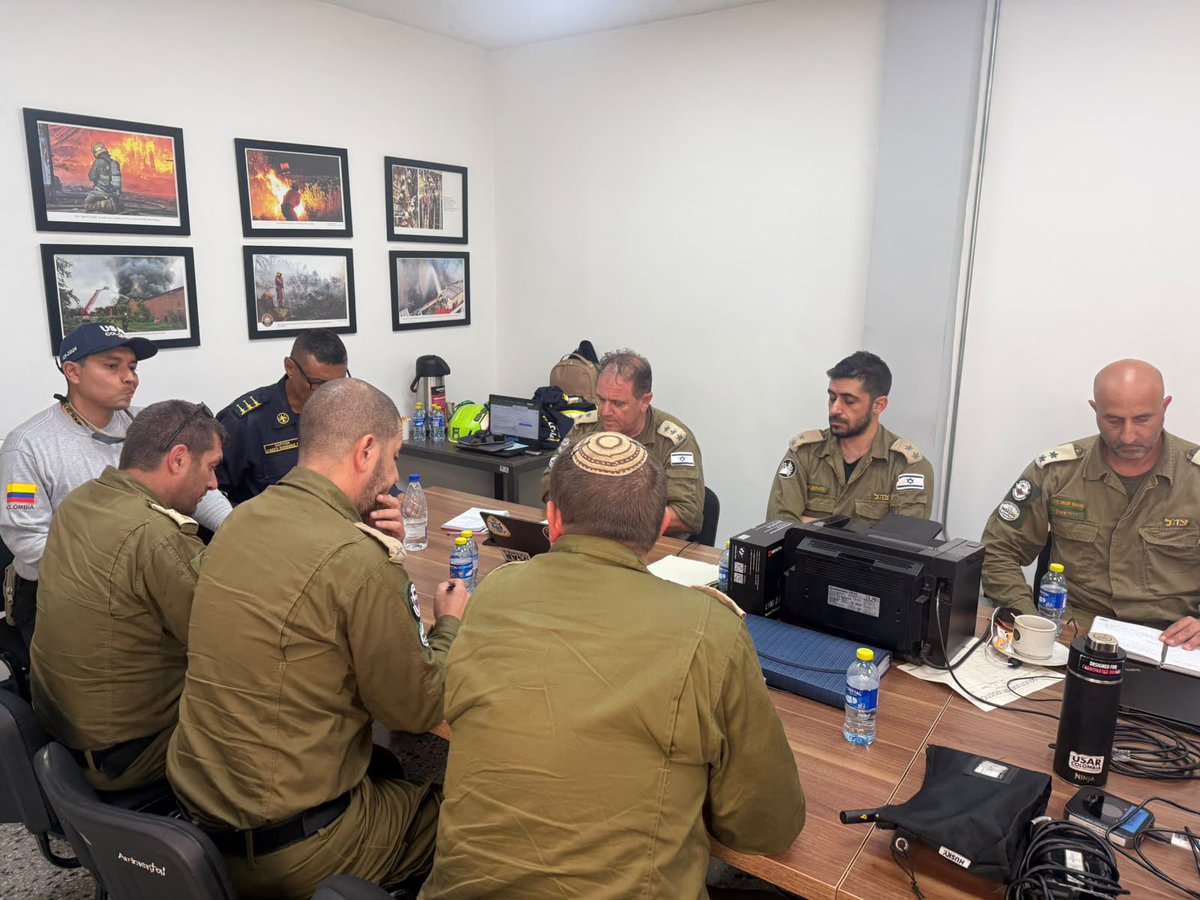 alejoeder's tweet photo. Acaba de llegar a Cali una fuerza que se suma a la nuestra: una delegación de expertos en rescate de #Israel para apoyar las labores de búsqueda y rescate.

En coordinación con el Cuerpo de @BomberosCali119, están identificando los puntos críticos donde reforzarán nuestra ventana de vida, que sigue activa. Seguiremos buscando hasta encontrar a la última persona que pueda estar con vida bajo los escombros.

También apoyarán la extracción de las personas fallecidas que aún permanecen bajo estructuras colapsadas.

A todos los países, equipos de rescate y organizaciones que han tendido su mano a Cali: GRACIAS. Cada mano que se suma nos da más fuerza para seguir buscando. #CaliSomosTodos