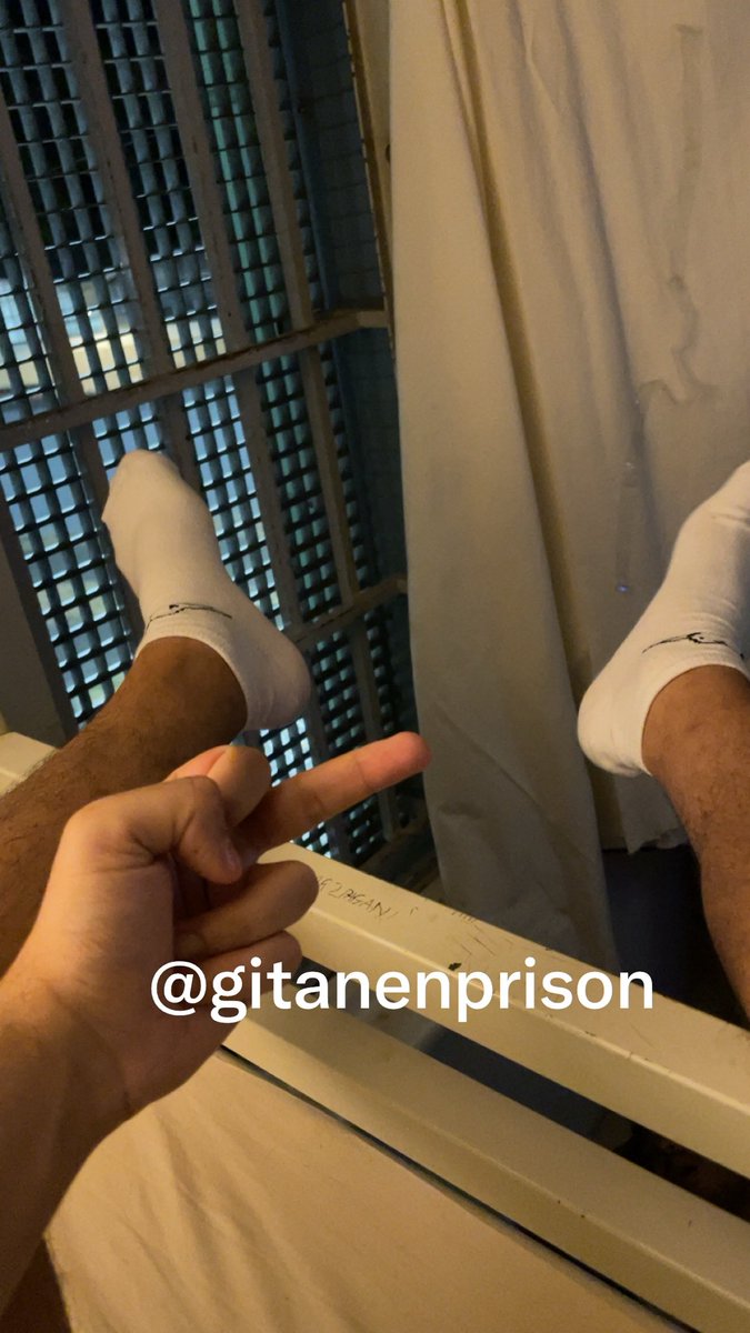 gitanenprison's tweet photo. Chaud qui vient s’occuper de mes pieds en prison ?? 😈🔞🦶

#cellule #rebeu #gitan #moneyslave #soumis #dominant https://t.co/9YskNCw3I8
