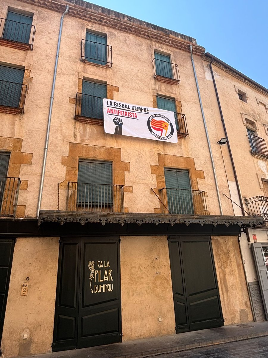 pdpelat's tweet photo. La Bisbal d'Empordà sempre antifeixista 
A la merda Bocs i Aliança  Racista Catalana https://t.co/F2SpIGOuXp