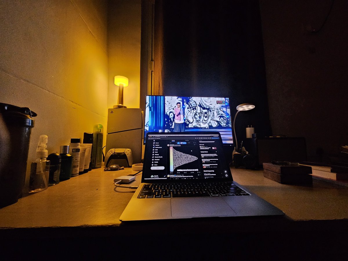 arynme0's tweet photo. all this just for doomscrolling X https://t.co/w9NyjTDXCB
