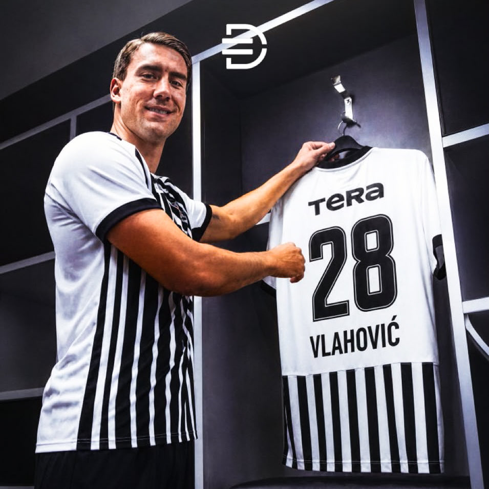 Tribunde1Kartal's tweet photo. Yeni sezon Dusan Vlahovic yazılı Beşiktaş formalarından 2 adet hediye ediyoruz.

Yapmanız gerekenler:

- @tribunde1kartal
- @_sonduduk
- @scoutingbjk1903
- ⁠@kevincanjk

hesaplarını takip et.

Bu gönderiyi RT’le ve yoruma “Beşiktaş” yaz.

Çekiliş 22 Ağustos cumartesi günü açıklanacaktır.