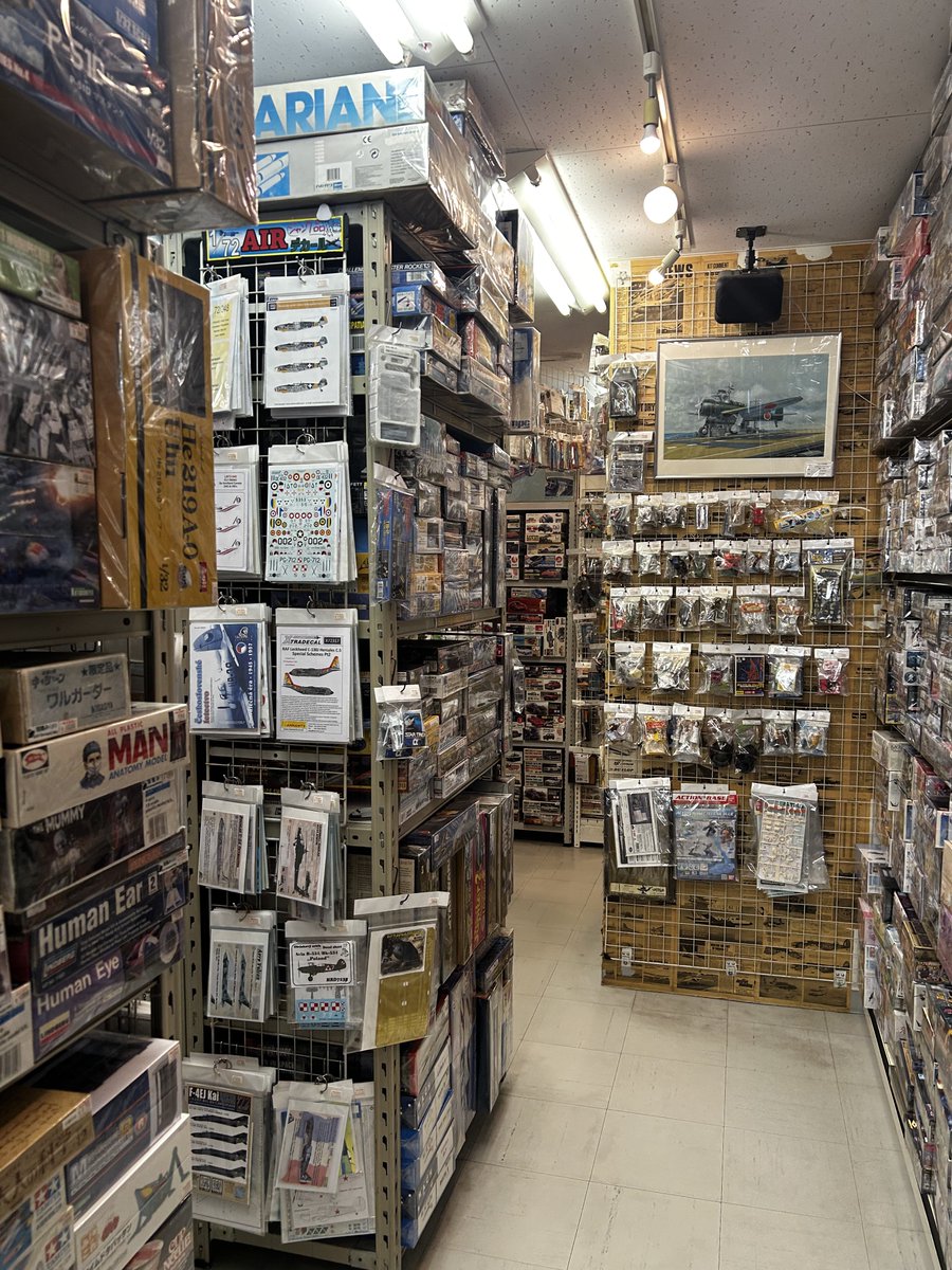 MiniJi0710's tweet photo. 在鬧市後的寶藏店鋪「レオナルドLG」
返程時走了後巷 路過一家精緻的中古店
店裡很整潔舒適 商品也很乾淨 
當你走進來 宇宙就被暫停了 在這裡彷彿能傾聽到時間的聲音 
服務態度非常好 店員友善 我給好評
淘到了心愛的玩具 是第一張照片中的二位
傍晚美好的回憶 今夜發出來分享一下 https://t.co/Y2gioM8Fgk