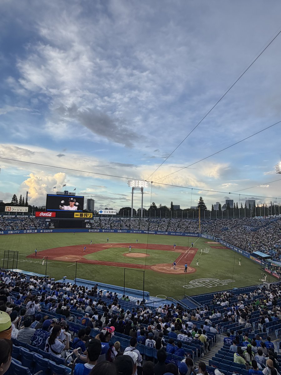 H1b11111's tweet photo. 今日は神宮で野球を見てきました・。・v
雨予報だったけど晴れて良かった！ https://t.co/UhvEUcef4F