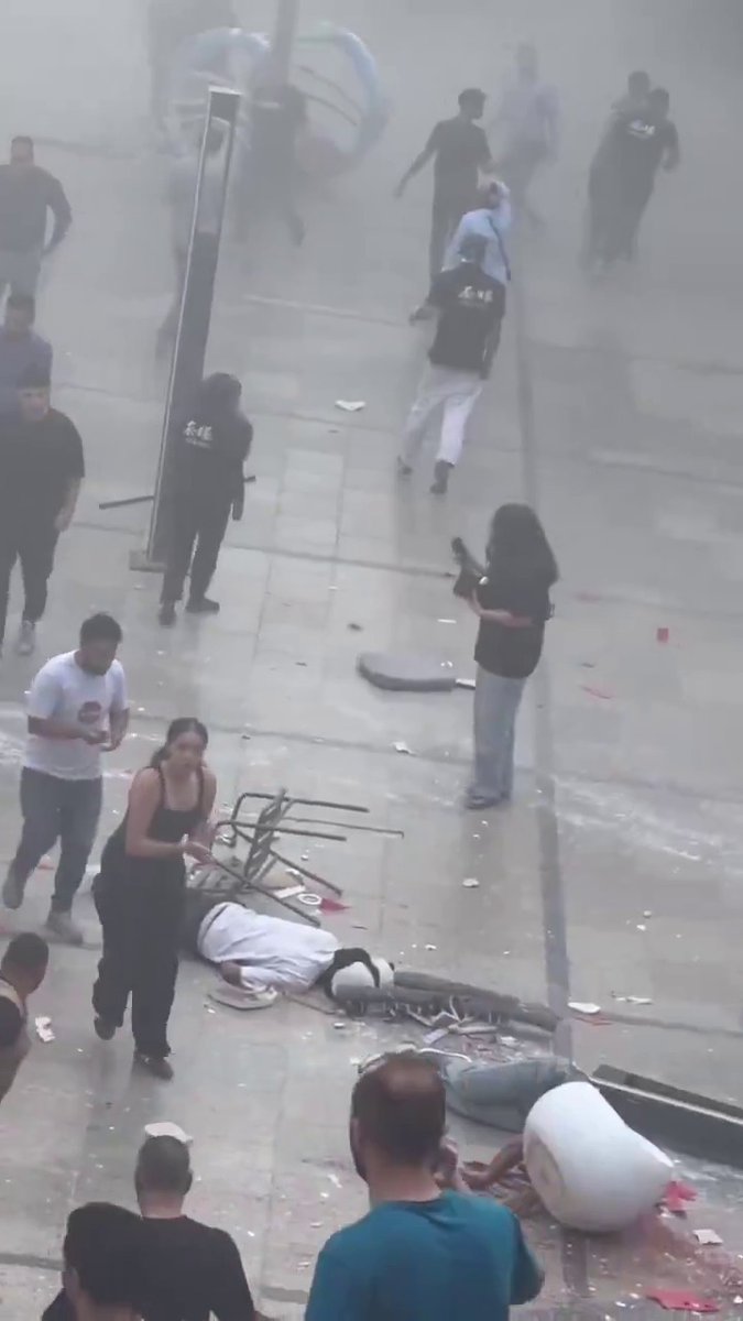 3zza_rakha's tweet photo. بنت بميت راجل في حادث التجمع.. والد البنت ب��حكي التفاصيل

بنتي طالبة في كلية الطب، وكانت في المول مع صحبتها وقت الحادث.
خاطرت بحياتها عشان تنقذ 3 أشخاص مصابين في الحادث.
قدرت توقف نزيف 3 أشخاص، ولحد دلوقتي هي متأثرة وعندها صدمة من اللي شافته.
اتحركت في الوقت اللي الناس كلها كانت بتجري فيه من الحريق، وماترددتش لحظة.
لما شافت واحد بينزف وإصابته خطيرة جدًا، مكنتش شايفة قدامها غير إنها تساعده.
عملت اللي عليها كطالبة طب، وهي في الأساس متفوقة في دراستها، ونفسي أشوفها حاجة كبيرة.
أنا فخور بيها جدًا، والعيلة كلها مبسوطة وفخورة باللي عملته.
بنتي مخفتش من أي حاجة، رغم إنها كانت ممكن تتصاب هي كمان بسبب الحريق.