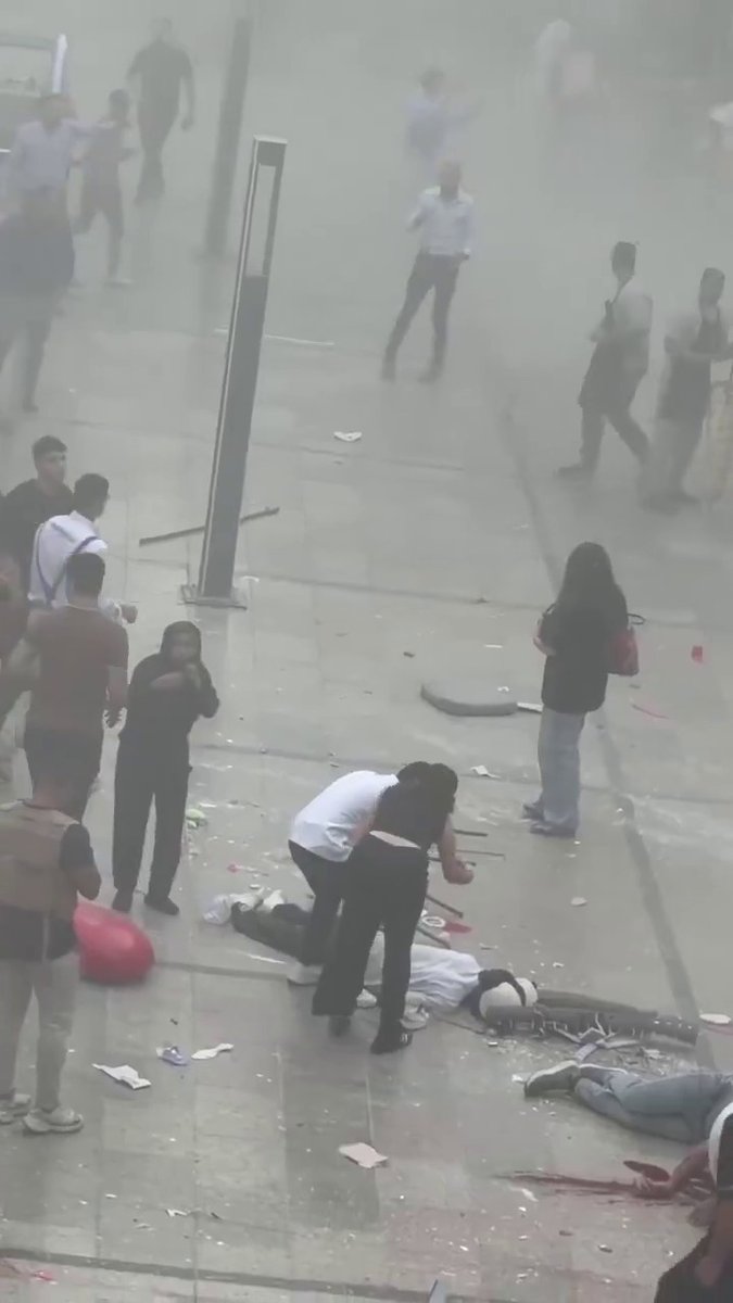 3zza_rakha's tweet photo. بنت بميت راجل في حادث التجمع.. والد البنت ب��حكي التفاصيل

بنتي طالبة في كلية الطب، وكانت في المول مع صحبتها وقت الحادث.
خاطرت بحياتها عشان تنقذ 3 أشخاص مصابين في الحادث.
قدرت توقف نزيف 3 أشخاص، ولحد دلوقتي هي متأثرة وعندها صدمة من اللي شافته.
اتحركت في الوقت اللي الناس كلها كانت بتجري فيه من الحريق، وماترددتش لحظة.
لما شافت واحد بينزف وإصابته خطيرة جدًا، مكنتش شايفة قدامها غير إنها تساعده.
عملت اللي عليها كطالبة طب، وهي في الأساس متفوقة في دراستها، ونفسي أشوفها حاجة كبيرة.
أنا فخور بيها جدًا، والعيلة كلها مبسوطة وفخورة باللي عملته.
بنتي مخفتش من أي حاجة، رغم إنها كانت ممكن تتصاب هي كمان بسبب الحريق.