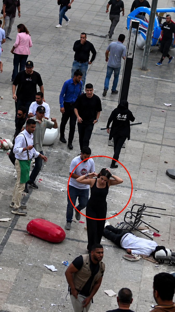 3zza_rakha's tweet photo. بنت بميت راجل في حادث التجمع.. والد البنت ب��حكي التفاصيل

بنتي طالبة في كلية الطب، وكانت في المول مع صحبتها وقت الحادث.
خاطرت بحياتها عشان تنقذ 3 أشخاص مصابين في الحادث.
قدرت توقف نزيف 3 أشخاص، ولحد دلوقتي هي متأثرة وعندها صدمة من اللي شافته.
اتحركت في الوقت اللي الناس كلها كانت بتجري فيه من الحريق، وماترددتش لحظة.
لما شافت واحد بينزف وإصابته خطيرة جدًا، مكنتش شايفة قدامها غير إنها تساعده.
عملت اللي عليها كطالبة طب، وهي في الأساس متفوقة في دراستها، ونفسي أشوفها حاجة كبيرة.
أنا فخور بيها جدًا، والعيلة كلها مبسوطة وفخورة باللي عملته.
بنتي مخفتش من أي حاجة، رغم إنها كانت ممكن تتصاب هي كمان بسبب الحريق.