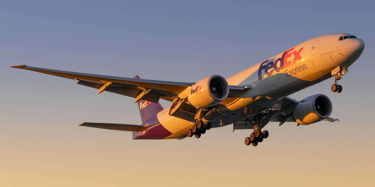 FedExEurope's tweet photo. When the sky does its thing. โ๏ธ๐
๐ธ tombreephotography
#FridayFanPhoto https://t.co/nTNAo54ZUx
