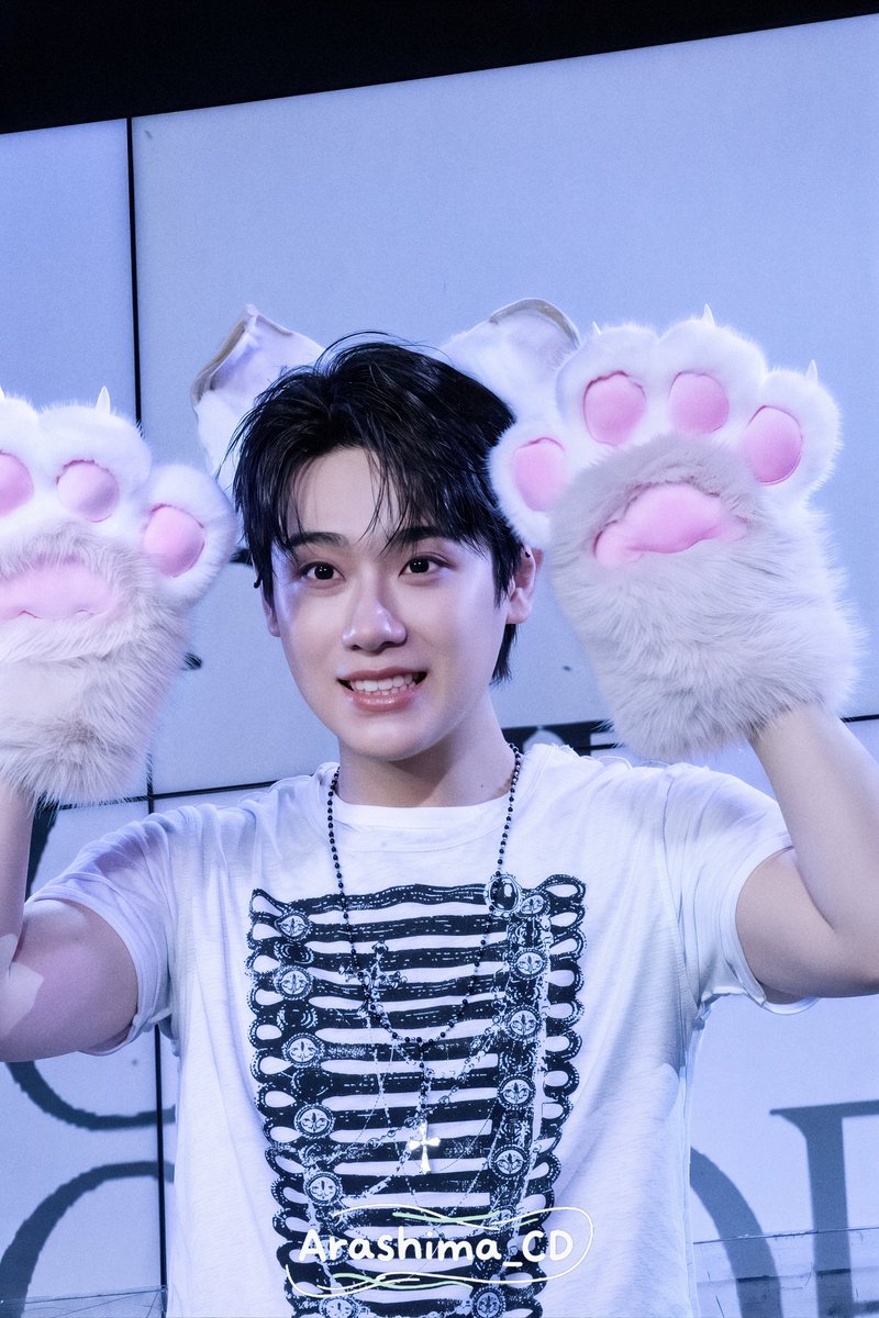 ArashimaCD's tweet photo. 260808 베이징 팬미팅
어? 강아지였는데 고양이가 됐네🐱

#금동현 #KEUMDONGHYUN
#クムドンヒョン #琴洞弦 https://t.co/x4f4PL340y