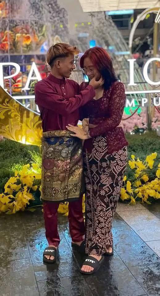 cikfrenty01's tweet photo. Kebaya merah😍ke b10 
#awektudung #awekcun #awekpadu #melayu #fypmalaysia https://t.co/ckAABsCgKZ