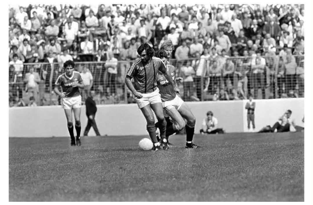 ModestoSilo's tweet photo. 44 years ago on this date George Best turned out for his childhood club Glentoran v Manchester United at the Oval Belfast. Pics courtesy Philip Stevenson &amp; Glentoran Gazette. https://t.co/GK7XsUWsB5