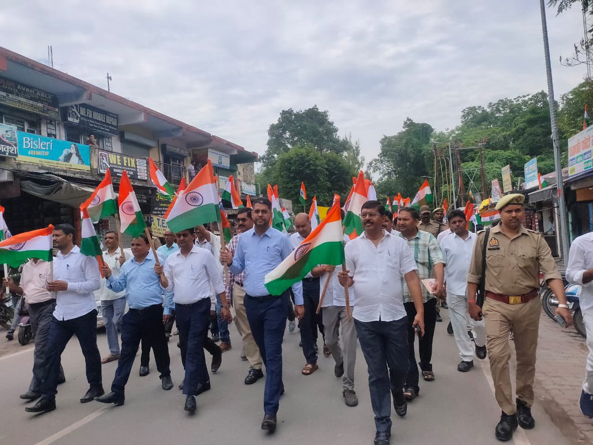 CDOBahraich's tweet photo. आज हर घर तिरंगा 🇮🇳 अभियान के तहत कलेक्ट्रेट परिसर से प्रारंभ कर शहीद स्मारक तक तिरंगा रैली का आयोजन किया गया जिसमें जनपद के अधिकारीगण के साथ साथ जनपद के विभिन्न विद्यालयों के छात्रों द्वारा प्रतिभाग किया गया।
#HarGharTringa #HGT 
@CMOfficeUP 
@MinOfCultureGoI https://t.co/PuyRau30kF