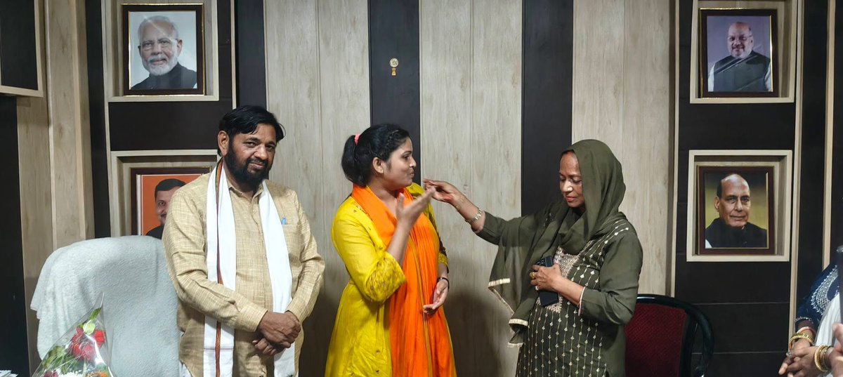mp_kaushal's tweet photo. आज दुबग्गा आवास कैंप कार्यालय पर समाज की लोक गायिका मनोरमा पासी जी के आगमन पर स्नेहिल भेंट किया मनोरमा जी का जन्मदिन ज्ञात होने पर मलिहाबाद की विधायक श्रीमती जय देवी कौशल जी की उपस्थिति में महाराजा छीता पासी की तस्वीर भेंट कर एवं केक खिलाकर हार्दिक बधाई एवं शुभकामनाएं दिया हुआ। https://t.co/Xk09rrxCPP