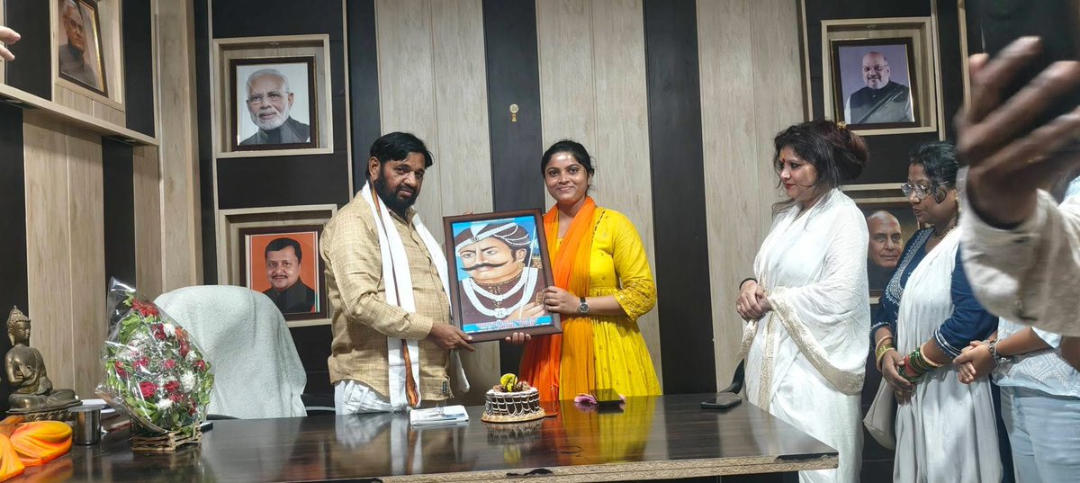 mp_kaushal's tweet photo. आज दुबग्गा आवास कैंप कार्यालय पर समाज की लोक गायिका मनोरमा पासी जी के आगमन पर स्नेहिल भेंट किया मनोरमा जी का जन्मदिन ज्ञात होने पर मलिहाबाद की विधायक श्रीमती जय देवी कौशल जी की उपस्थिति में महाराजा छीता पासी की तस्वीर भेंट कर एवं केक खिलाकर हार्दिक बधाई एवं शुभकामनाएं दिया हुआ। https://t.co/Xk09rrxCPP