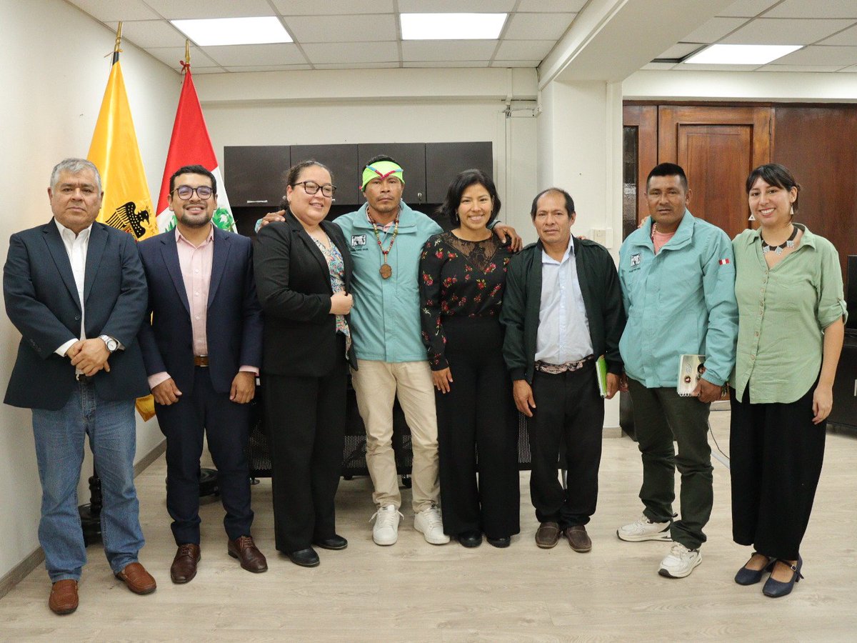 IndiraHuilca's tweet photo. Recibí hoy a la delegación de representantes de organizaciones indígenas que se encuentran en Lima para alertar sobre el avance de las economías ilegales y la insuficiencia en la actuación del Estado, así como sobre las áreas protegidas que se superponen a sus territorios y que fueron demarcadas sin consulta previa. 

En favor de 66 comunidades nativas kichwa, participaron del encuentro el Consejo Étnico de los Pueblos Kichwa de la Amazonía -CEPKA, la Federación de Pueblos Indígenas Kechwa Chazuta Amazonía -FEPIKECHA y la Federación de Pueblos Indígenas Kechwas del Bajo Huallaga San Martín- FEPIKBHSAM.