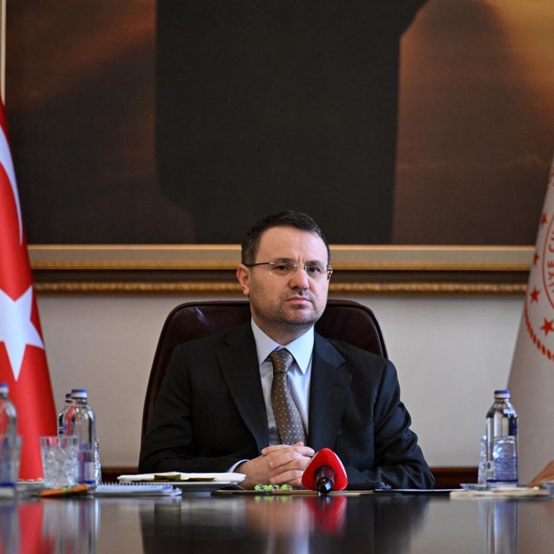 Bozkurt__571's tweet photo. 🇹🇷 Adalet Bakanı Akın Gürlek net konuştu:

“Öcalan tahliye edilmeyecek.”

Silahlı eylemlere katılan hiçbir terör örgütü mensubu serbest bırakılmayacak.

Terörle mücadelede taviz yok, milletimizin huzur ve güvenliği her şeyin üzerindedir. 🇹🇷 https://t.co/rPuQ3Cq2en