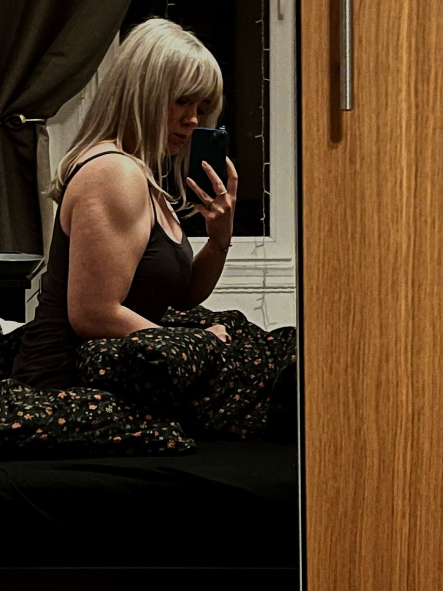 kvwviiju's tweet photo. enough about my massive hips. what about my massive shoulders huh. did u even consider that https://t.co/6gJoIiMnlI