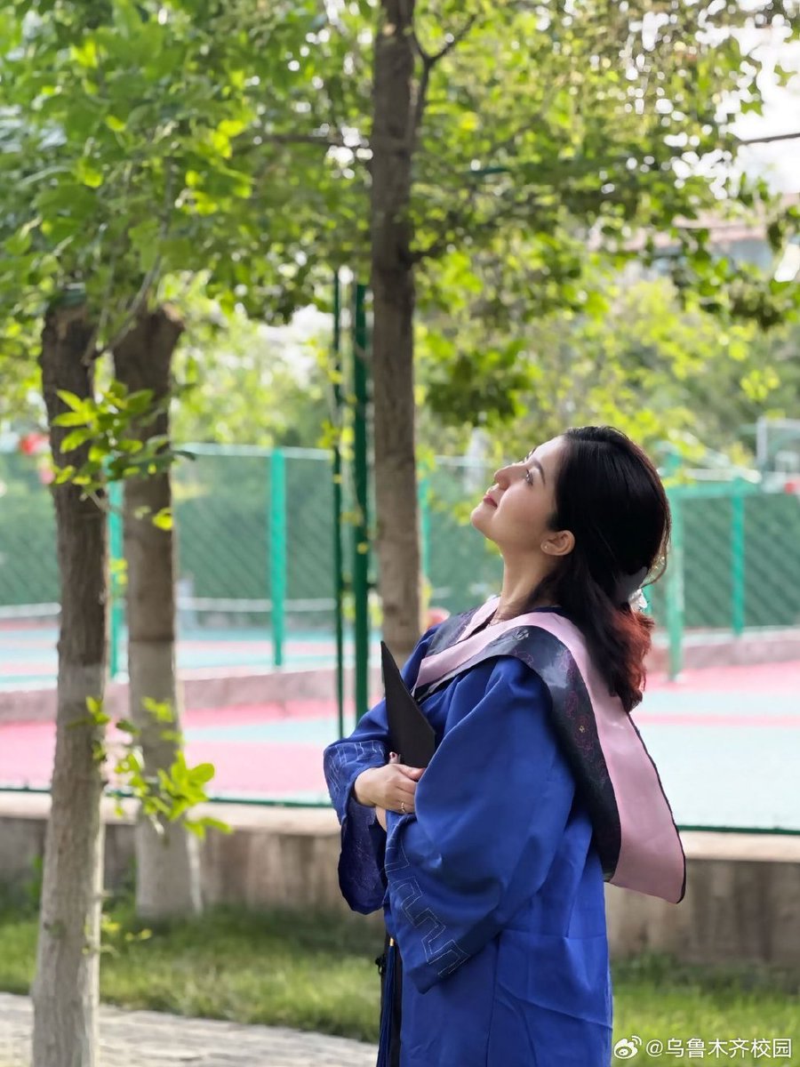 zul881's tweet photo. Graduation check: cap and gown on, memories packed, ready to chase the next chapter! https://t.co/lI0jVHDQBb