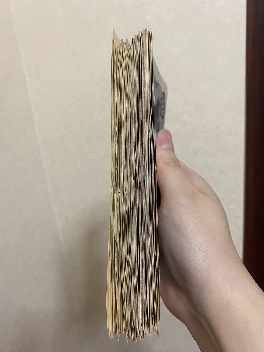 ippaitaberu02's tweet photo. 1000円札多すぎてほんまに本 https://t.co/2JPjTHcg9i
