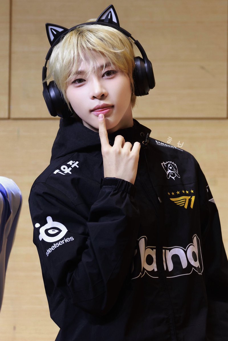 fff0529's tweet photo. 260814 
게임보이🎮

#파우 #POW #현빈 https://t.co/YazC8Nj43J