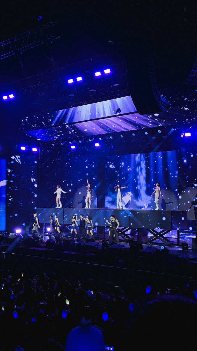 solar_blues's tweet photo. more photos from the concert 🧡

#MAMAMOOinPH #4WARDinMNL https://t.co/GTrPnMWy98