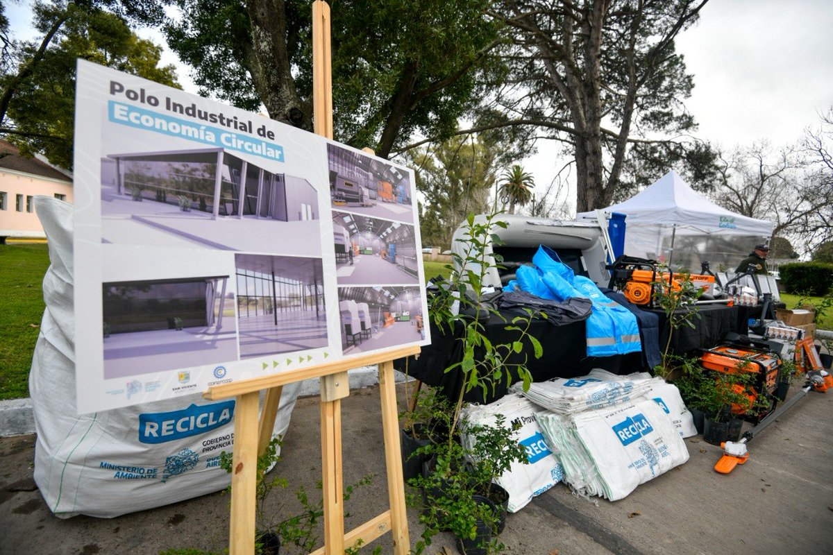 BAProvincia's tweet photo. ¡Se viene un nuevo polo industrial para la valorización de residuos plásticos! ♻️

Va a estar en San Vicente y va a significar una mayor capacidad de reciclado, más producción local y generación de puestos de trabajo.

✅ Hoy se presentó el proyecto y @ambientepba entregó al municipio un camión, indumentaria y equipamiento para la gestión, promoción y capacitación en el cuidado ambiental.