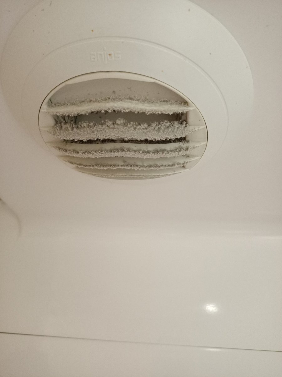 CartierJessy's tweet photo. Ceci est une bouche d’aéaration pleine de saleté dans la salle de bain d’une dame qui paye 5000€ par mois en temps que pensionaire ... à la RÉSIDENCE DES GOBELINS à PARIS!
C’est scandaleux ces EHPAD 🤑🤑🤑 https://t.co/Ap0W3WB3lB