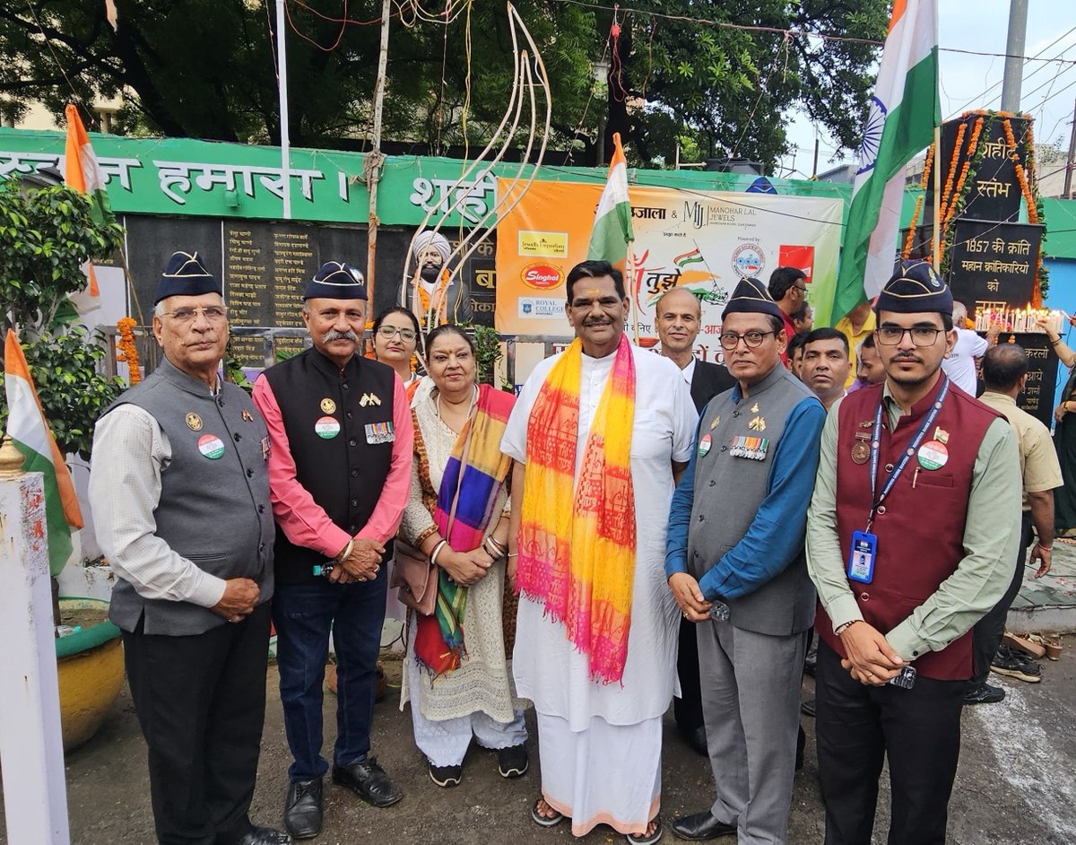 ipushkarsingh's tweet photo. स्वतंत्रता दिवस की पूर्व संध्या पर स्वतंत्रता सेनानी व शहीद सैनिको को दीप प्रज्ज्वलित कर याद किया

जय हिंद https://t.co/SaY91HFflE
