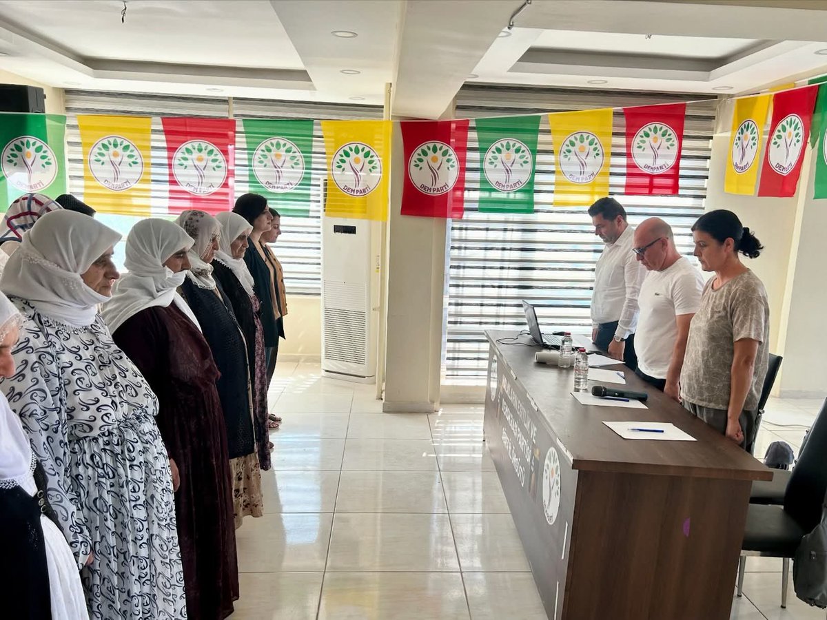 KurtalanDEM's tweet photo. Siirt İl Binamızda geniş katılımlı Barış Süreci Değerlendirme Toplantımızı gerçekleştirdik.

Kürt Halk Önderi Sayın Abdullah Öcalan’ın barış ve demokratik toplum yolunda yürüttüğü emek ve mücadeleyi selamlıyor,her zaman yanında durduğumuzu bir kez daha belirtiyoruz. https://t.co/5tW9VGJarA