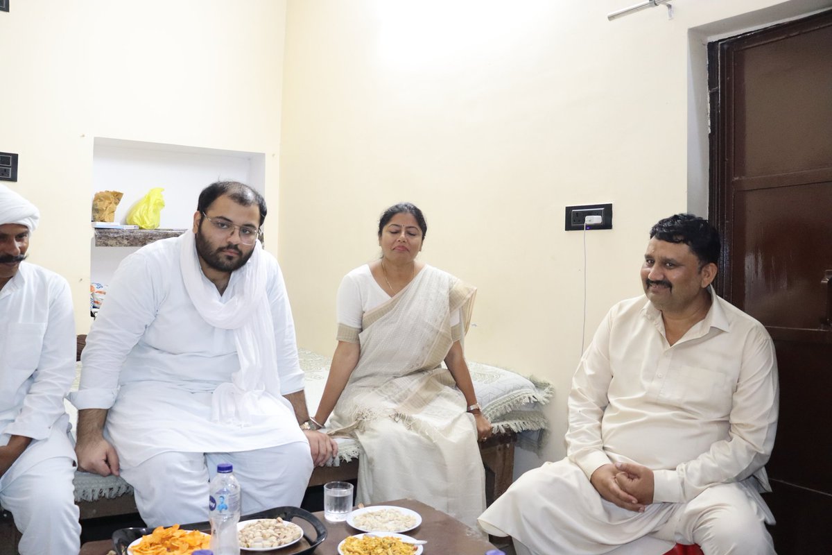 pallavi_apnadal's tweet photo. पूर्व सांसद मरहूम जनाब अतीक अहमद जी के छोटे बेटे अबान अहमद के सड़क दुर्घटना में आकस्मिक निधन के उपरांत उनके परिजनों से मिलकर शोक संवेदना व्यक्त की।

तथागत गौतम बुद्ध जी से प्रार्थना है कि दिवंगत आत्मा को शांति प्रदान करें और शोकाकुल परिवार को इस अपार दुःख को सहने की शक्ति दें। 🙏 https://t.co/bmMr8S9EjA
