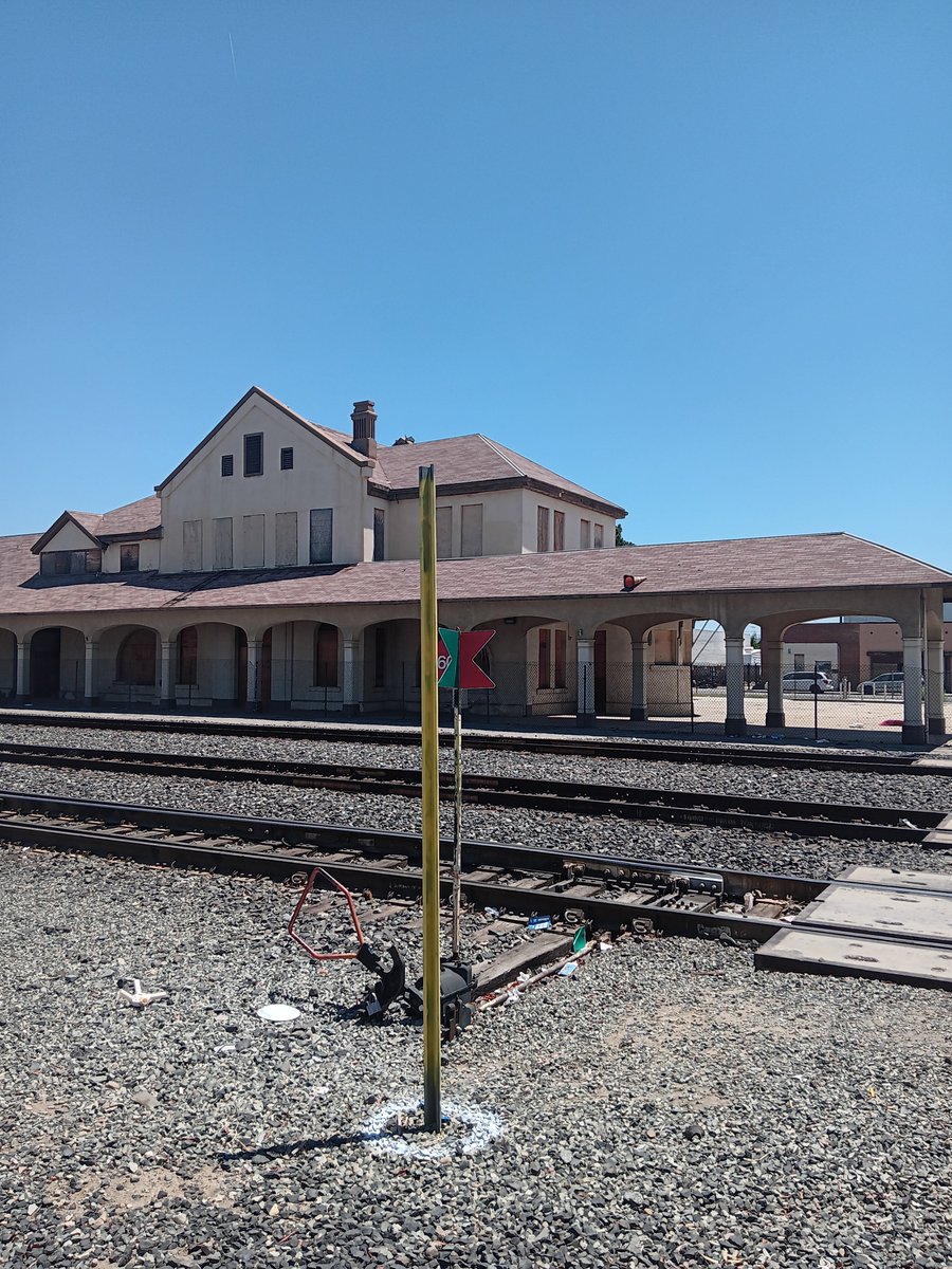 naditaAnne's tweet photo. This old #traindepot could be a good place to hide. One track could have a #decoy #train while other train close to the depot loads up the 'food' #silenceisnotanoption #arewedoneyet #oldbuildings #architecture #releasetheepsteinfiles #impeachhim #adandonedbuildings #enoughalrrady https://t.co/X7yBtSxriL