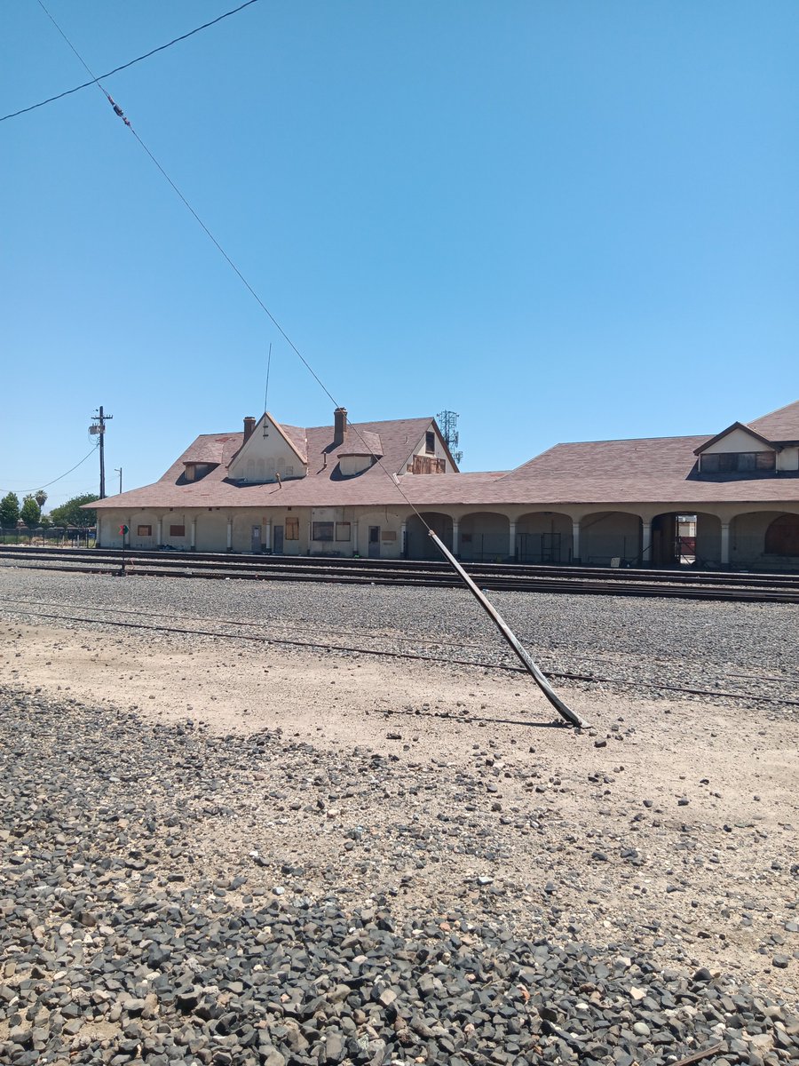 naditaAnne's tweet photo. This old #traindepot could be a good place to hide. One track could have a #decoy #train while other train close to the depot loads up the 'food' #silenceisnotanoption #arewedoneyet #oldbuildings #architecture #releasetheepsteinfiles #impeachhim #adandonedbuildings #enoughalrrady https://t.co/X7yBtSxriL